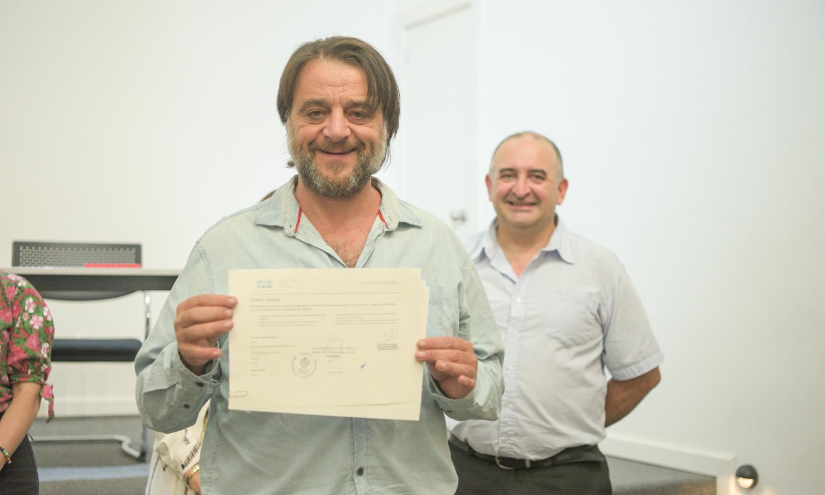 Emotivo acto de entrega de certificados CISCO a docentes de informática de UTU
