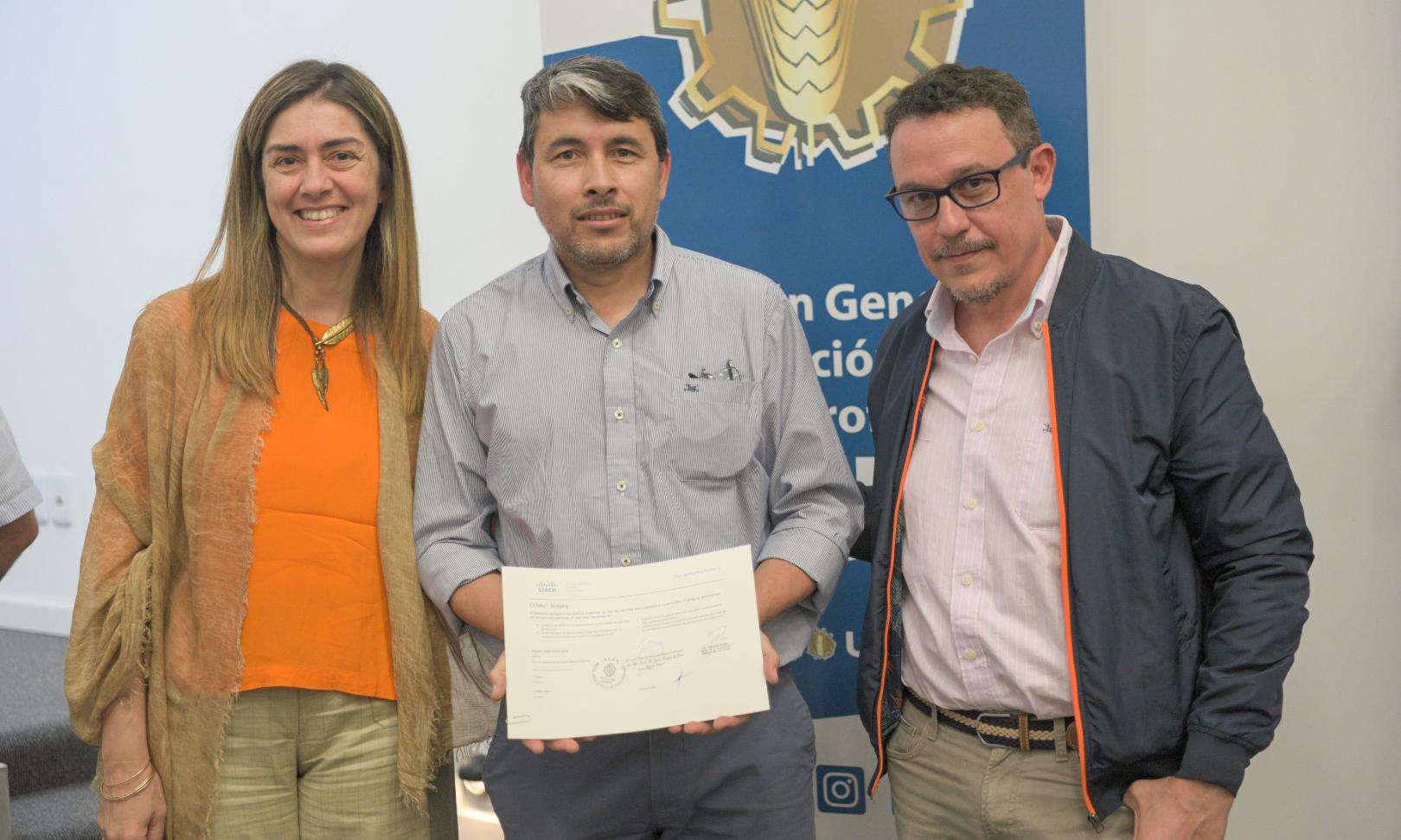 Emotivo acto de entrega de certificados CISCO a docentes de informática de UTU