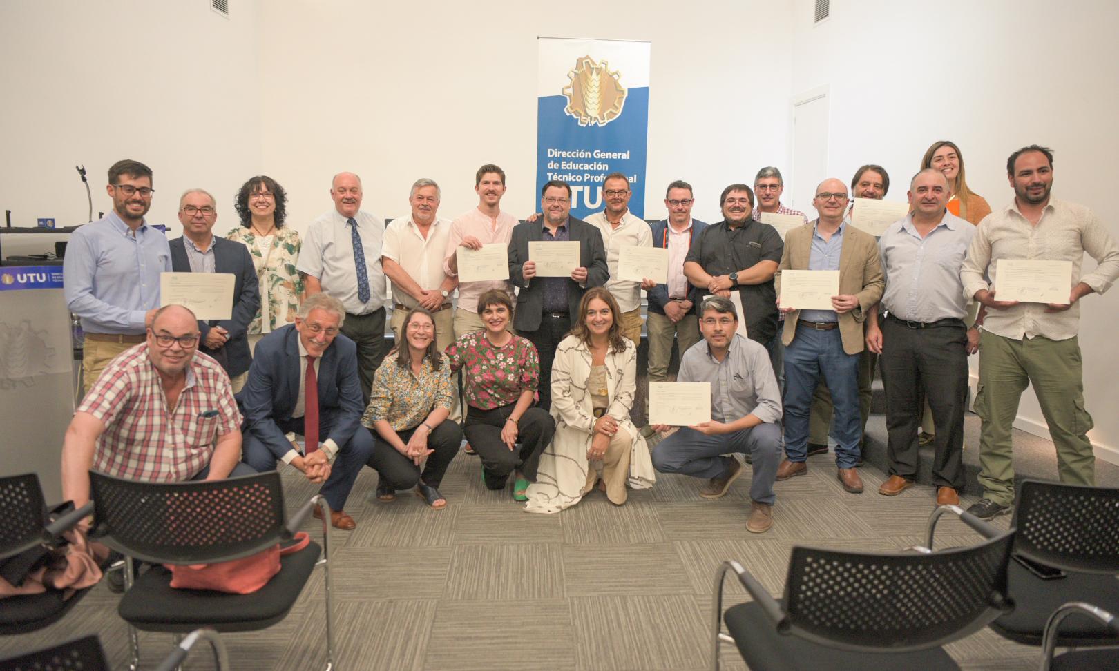 Emotivo acto de entrega de certificados CISCO a docentes de informática de UTU