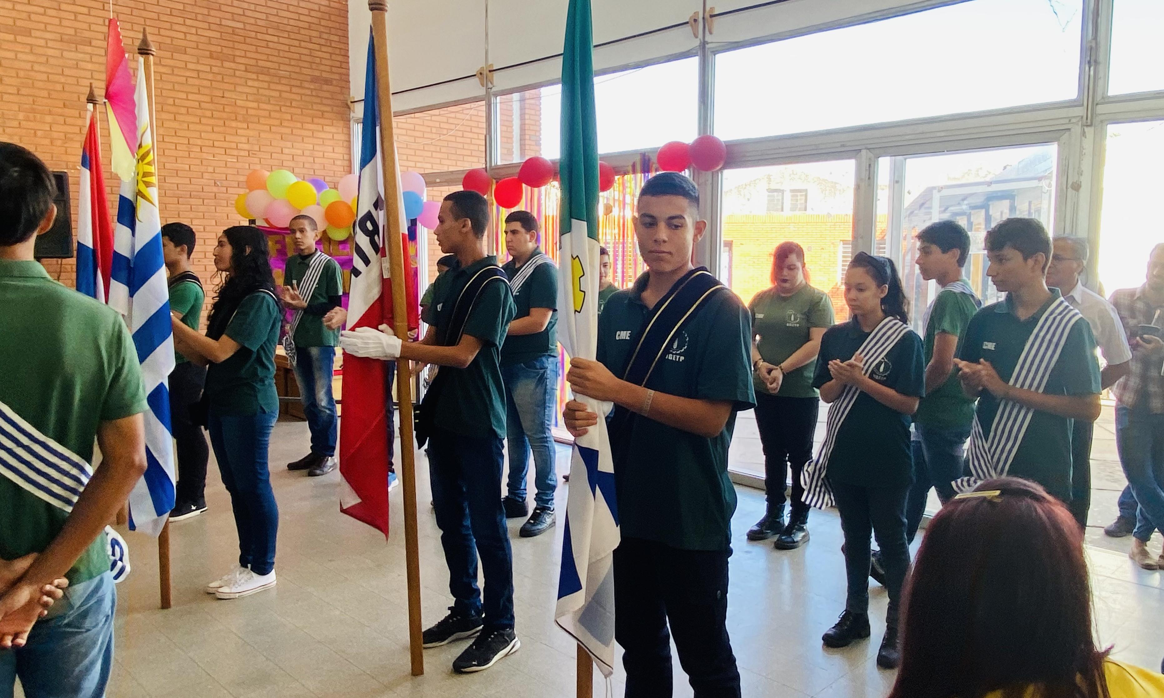 Estudiante sordo portando la bandera.