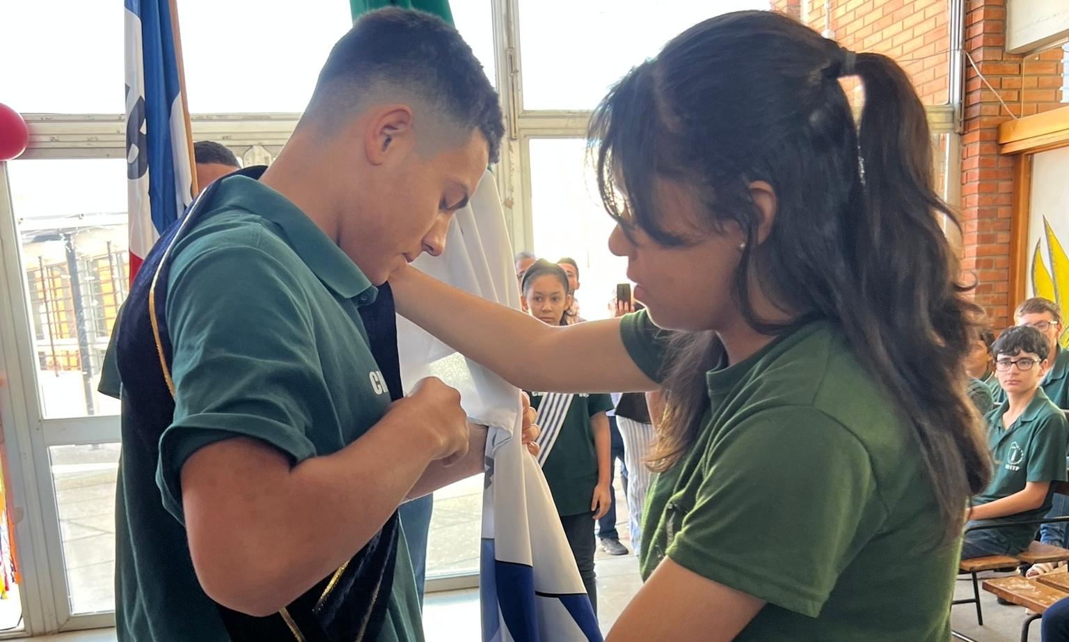 Estudiante sordo portando la bandera.