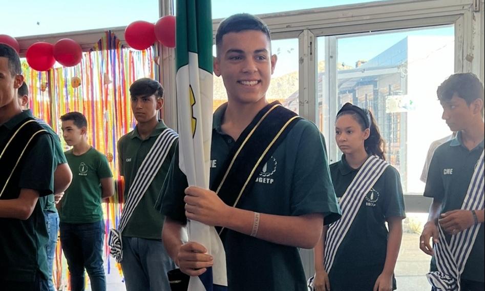 Estudiante sordo portando la bandera.