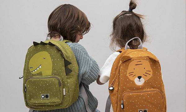 niños con mochilas