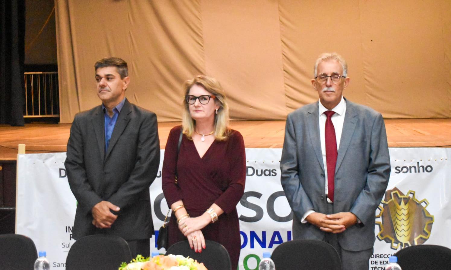 Entrega de títulos de los Cursos Técnicos Terciarios binacionales