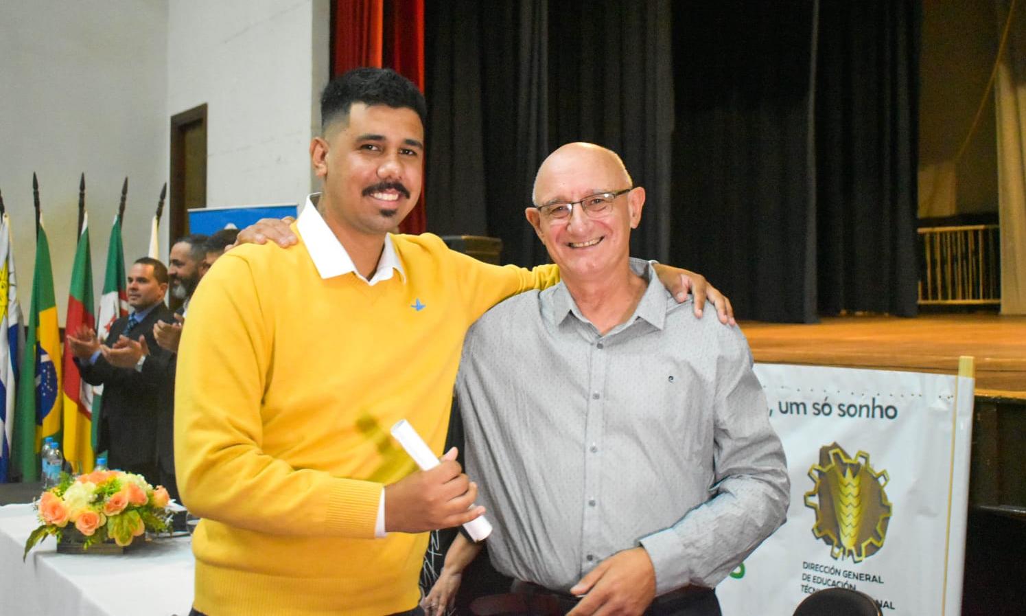 Entrega de títulos de los Cursos Técnicos Terciarios binacionales