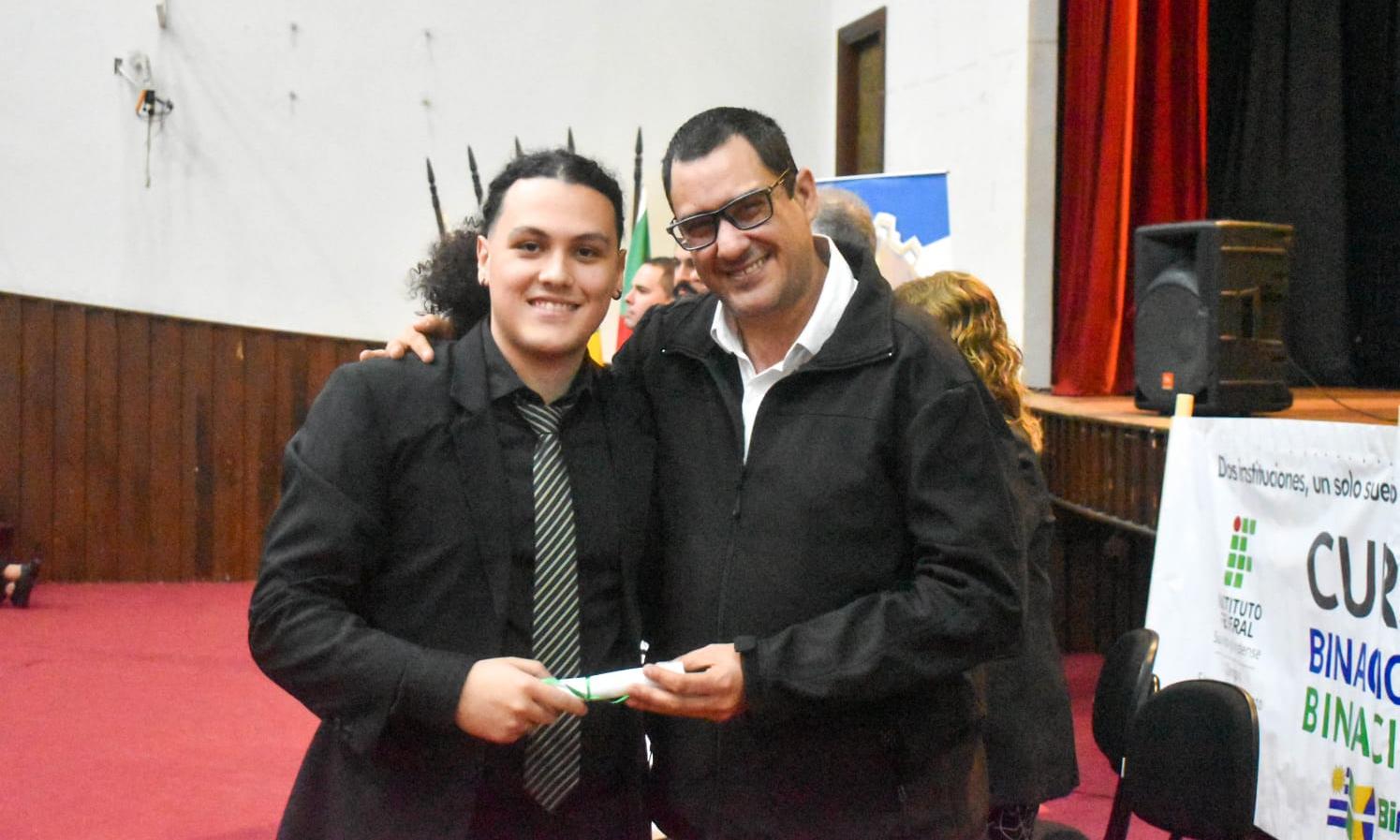 Entrega de títulos de los Cursos Técnicos Terciarios binacionales