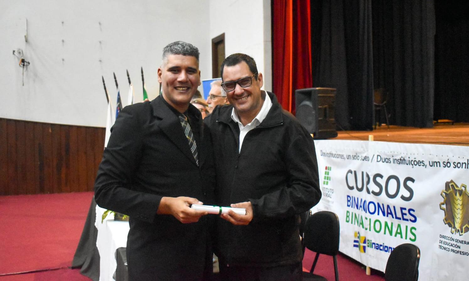 Entrega de títulos de los Cursos Técnicos Terciarios binacionales