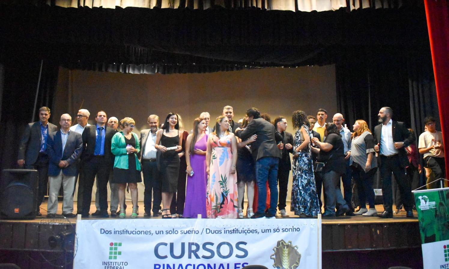 Entrega de títulos de los Cursos Técnicos Terciarios binacionales