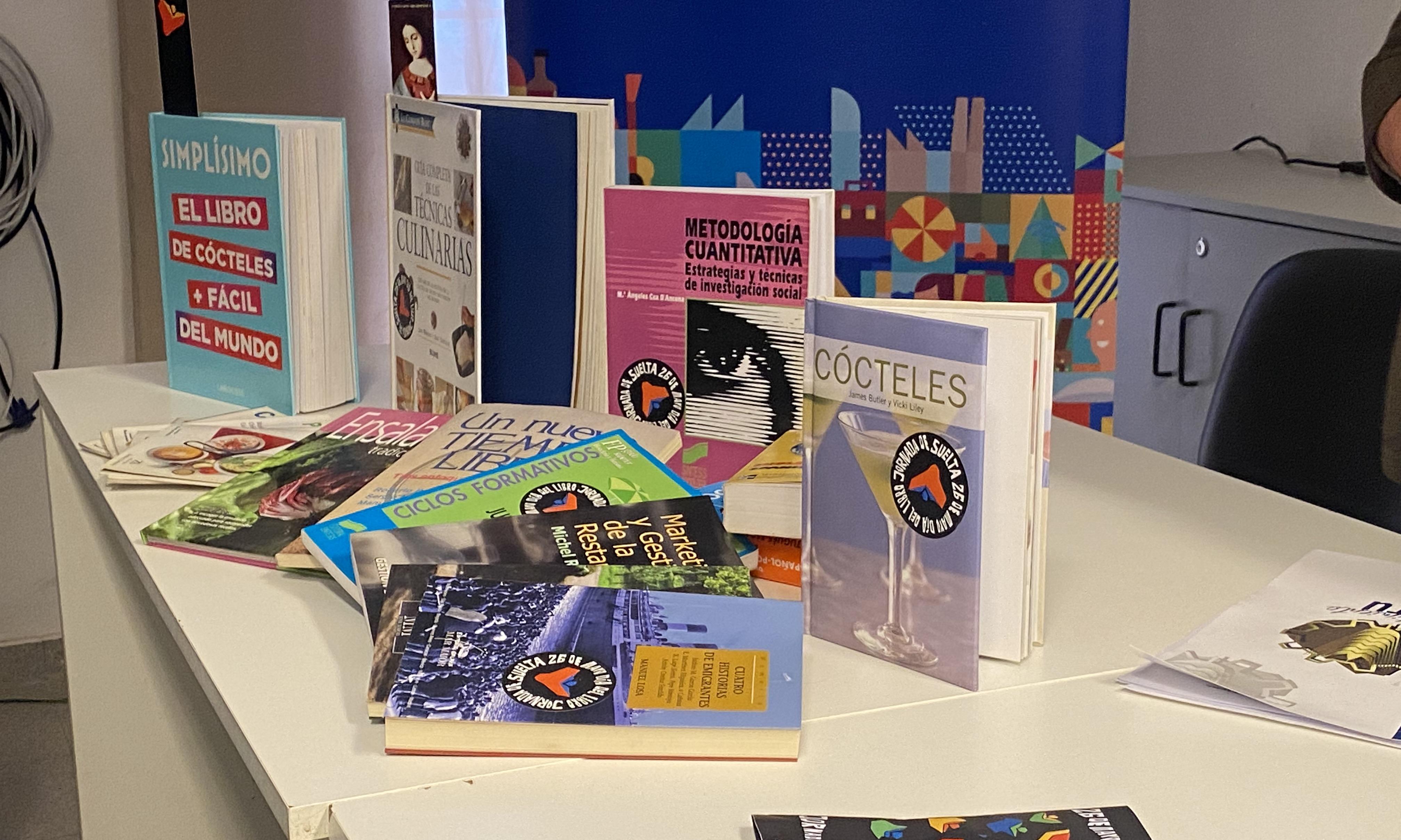 entrega libros técnicos a escuelas de UTU 