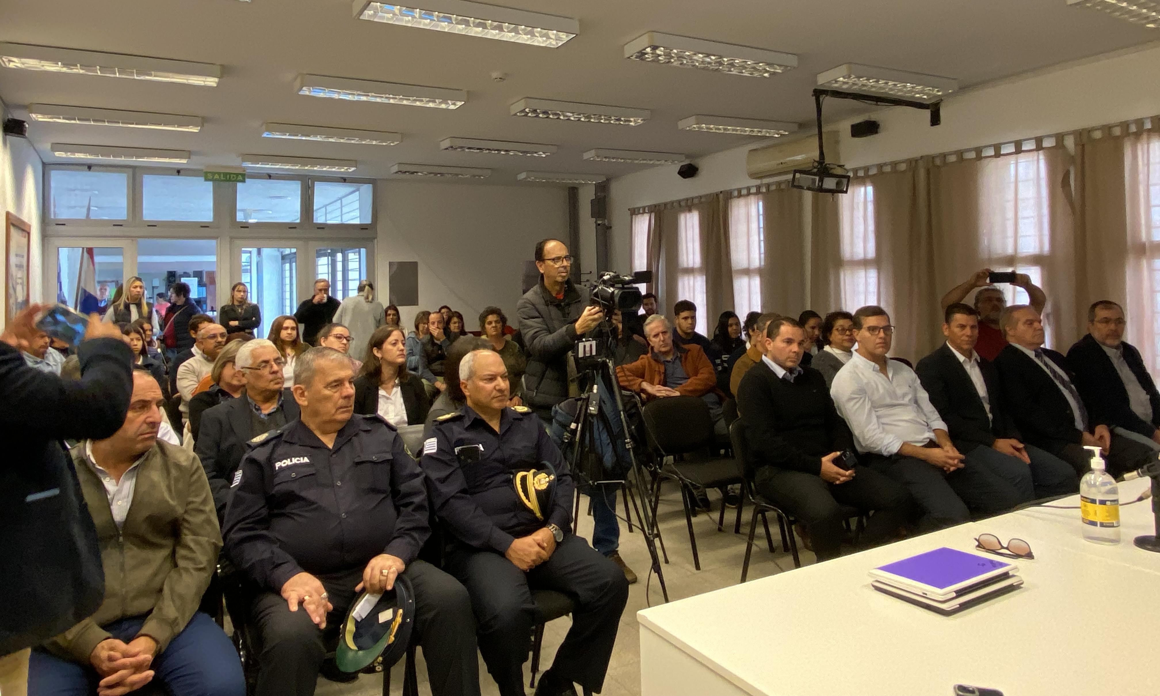 entrega libros técnicos a escuelas de UTU 