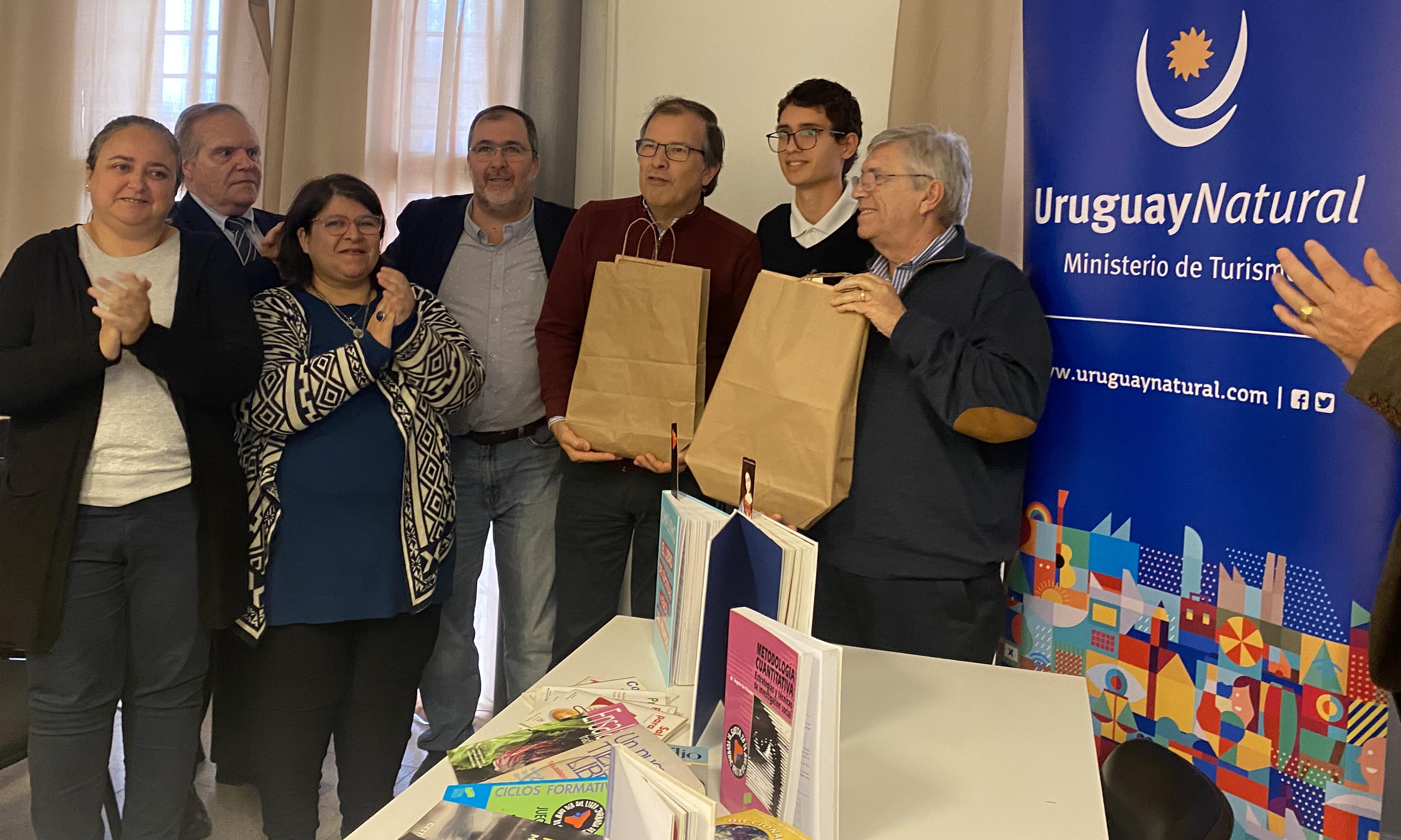 entrega libros técnicos a escuelas de UTU 