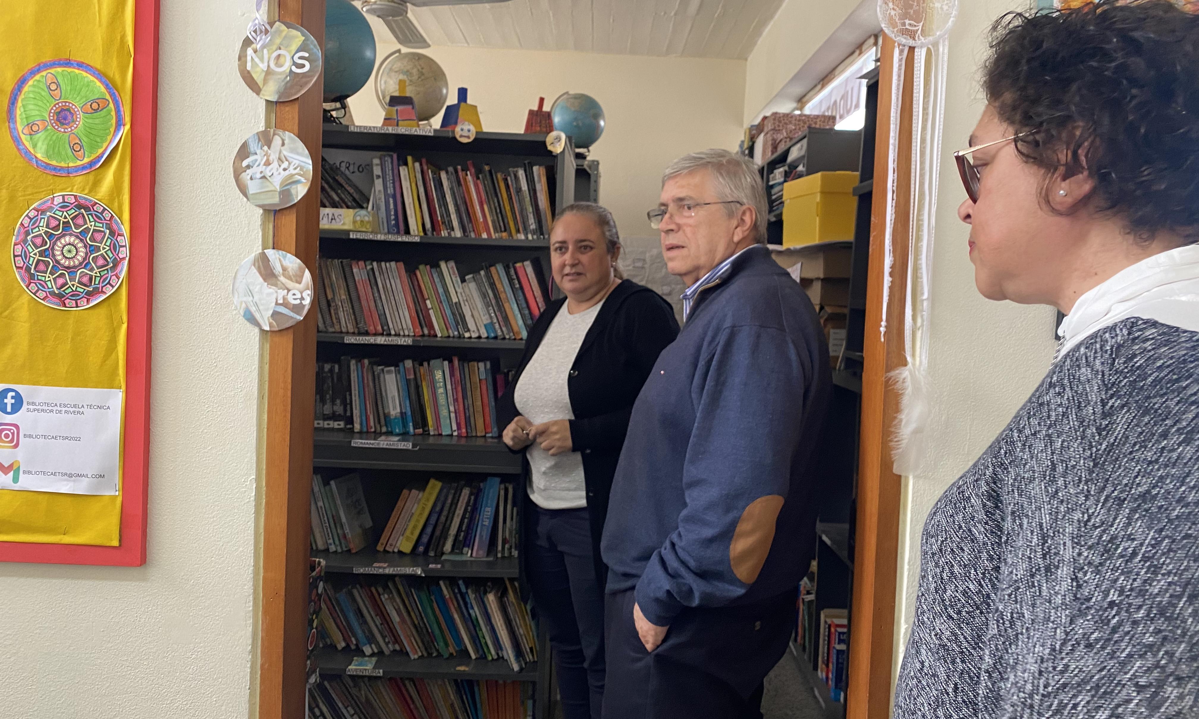 entrega libros técnicos a escuelas de UTU 