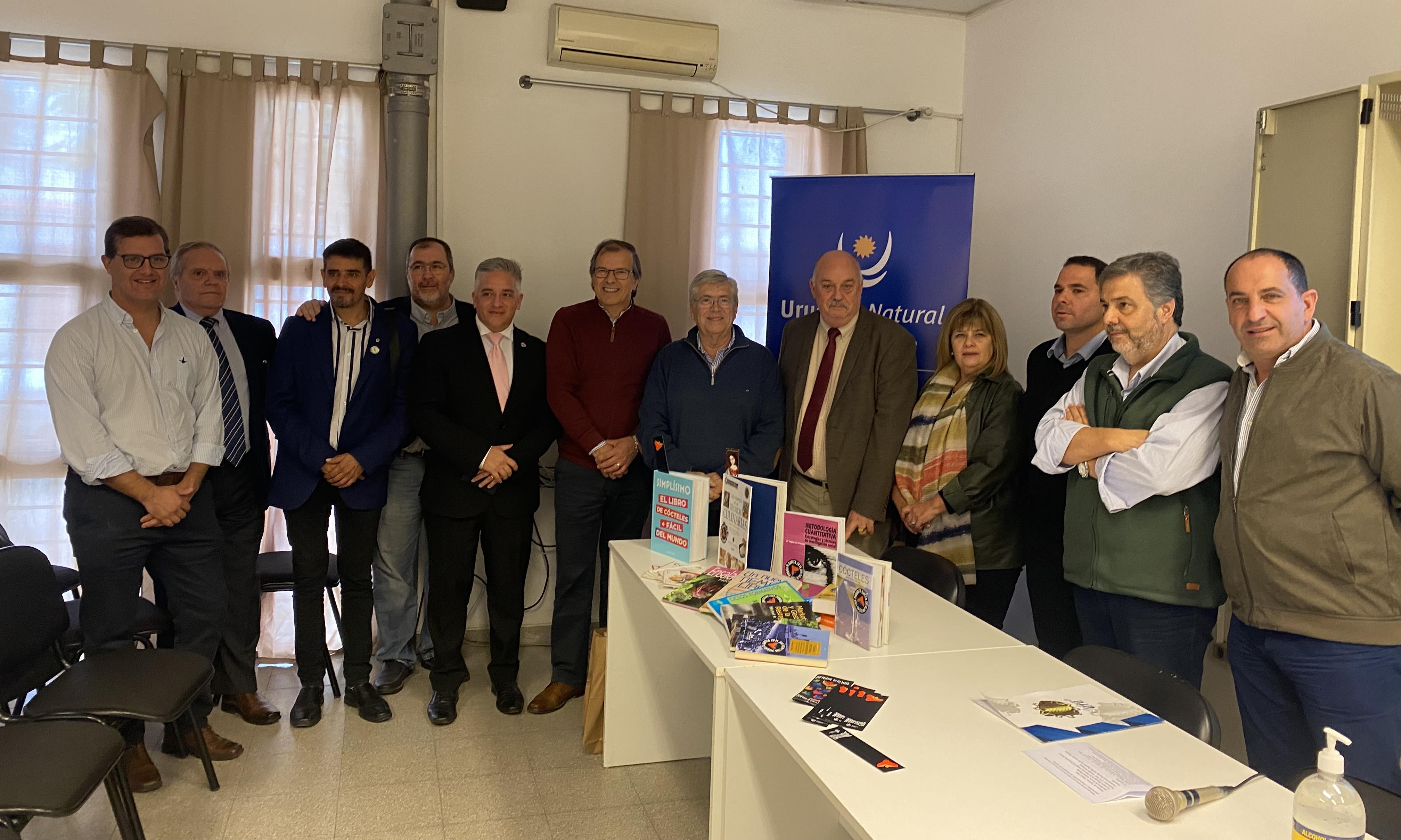 entrega libros técnicos a escuelas de UTU 