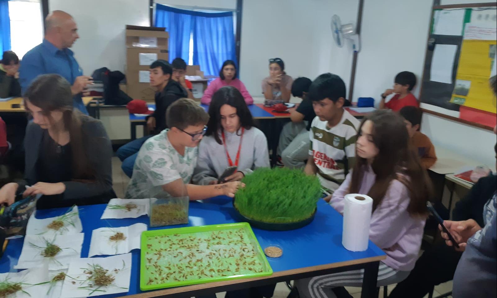 Estudiantes de Agraria Guaviyú