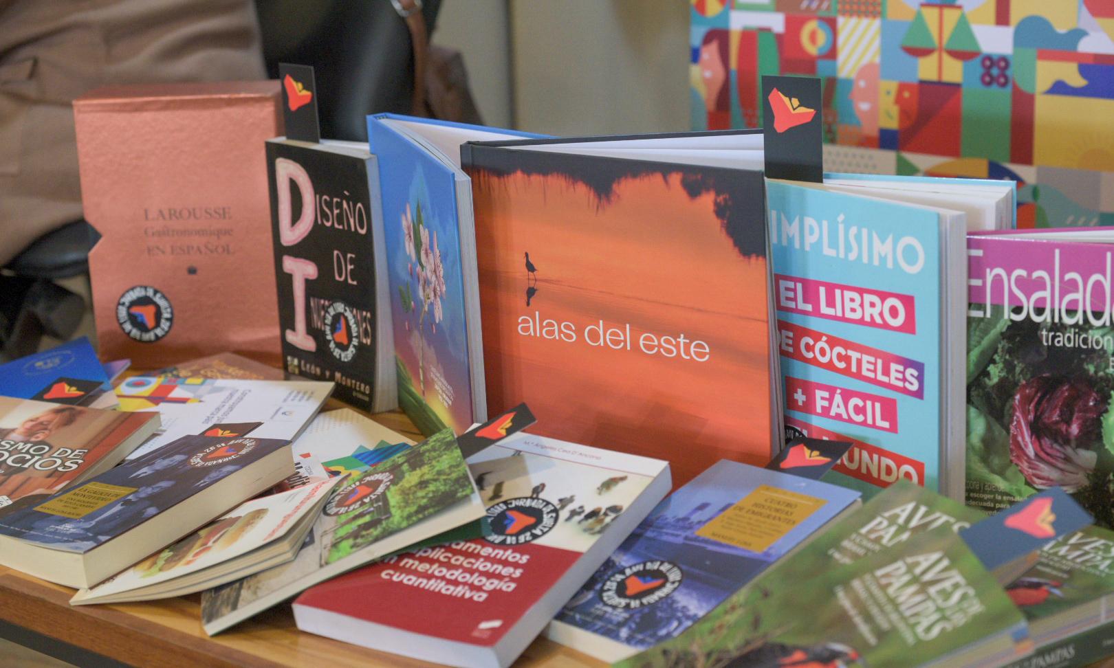 entrega libros técnicos a escuelas de UTU 