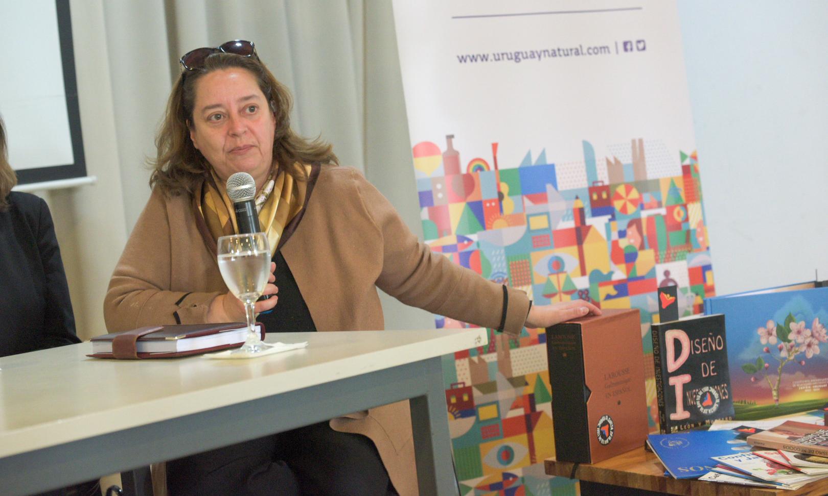 entrega libros técnicos a escuelas de UTU 