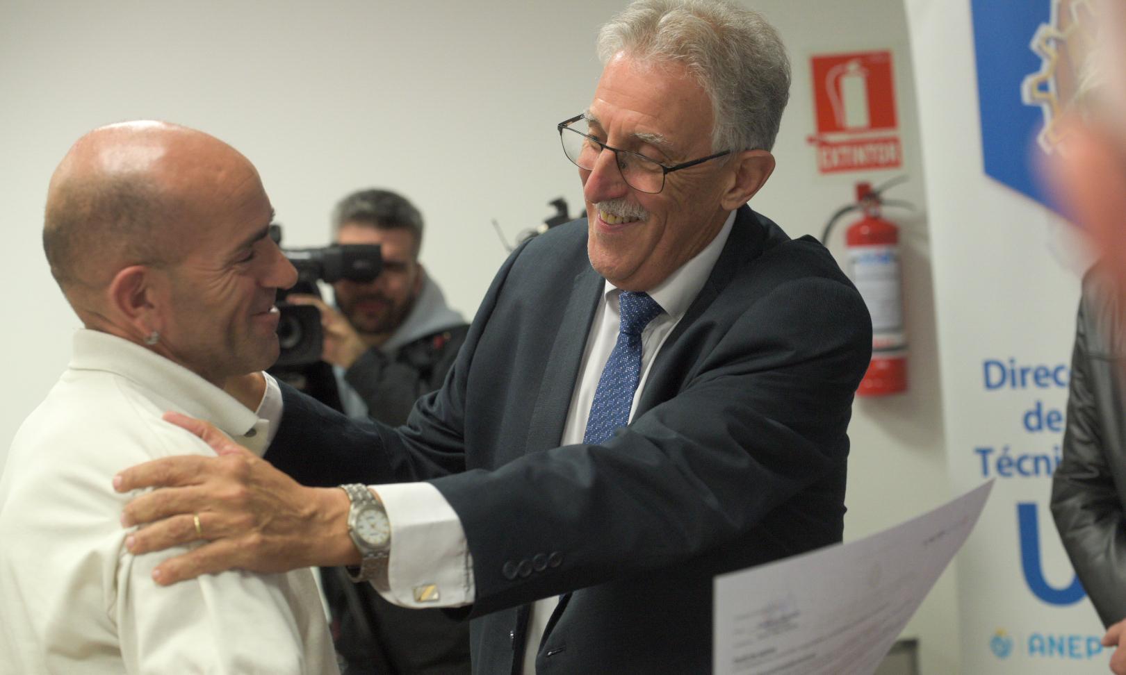 Egresados de cursos multioficios DGETP-MIDES recibieron sus diplomas