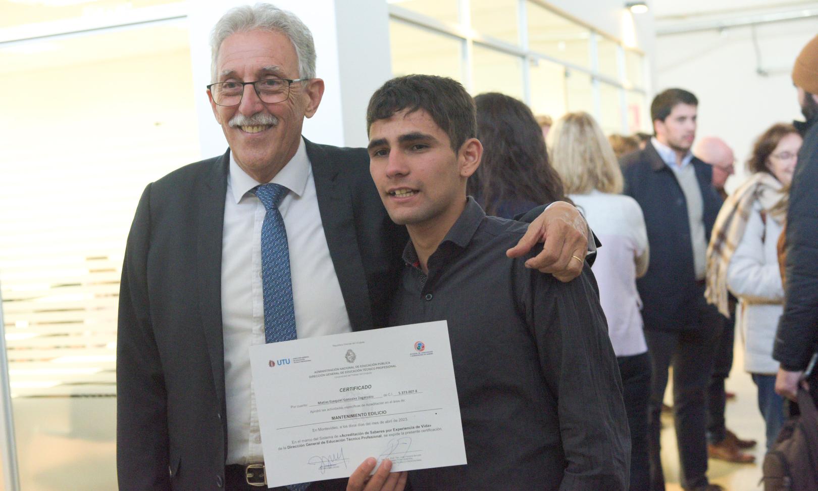 Egresados de cursos multioficios DGETP-MIDES recibieron sus diplomas