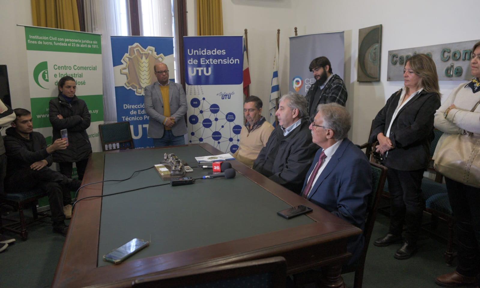 Firma convenio UTU - Centro Comercial e Industrial de San José