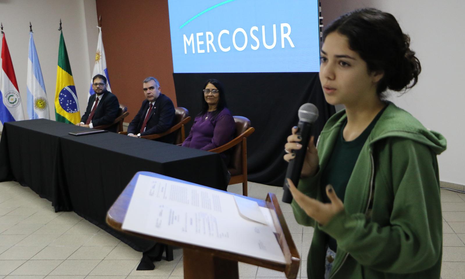 Estudiantes de Mercedes y Maldonado representan a Uruguay en evento internacional en Paraguay