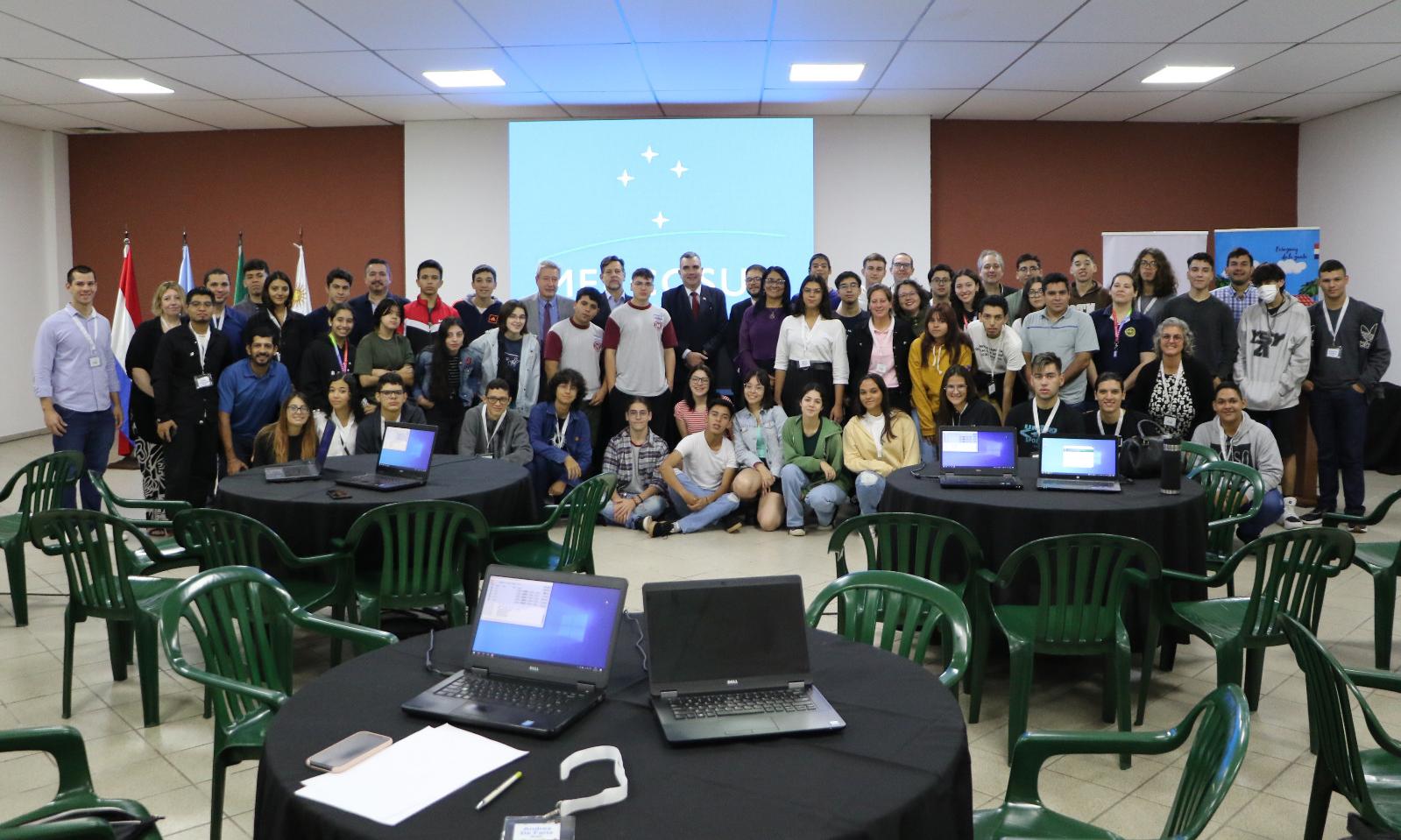 Estudiantes de Mercedes y Maldonado representan a Uruguay en evento internacional en Paraguay