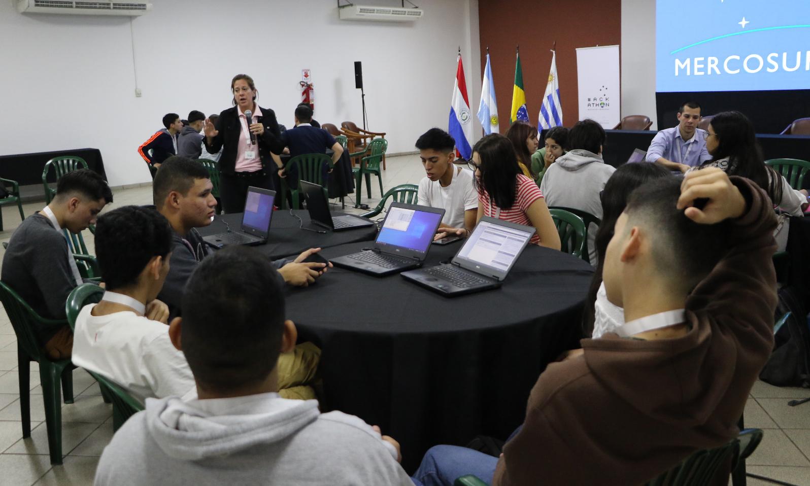 Estudiantes de Mercedes y Maldonado representan a Uruguay en evento internacional en Paraguay
