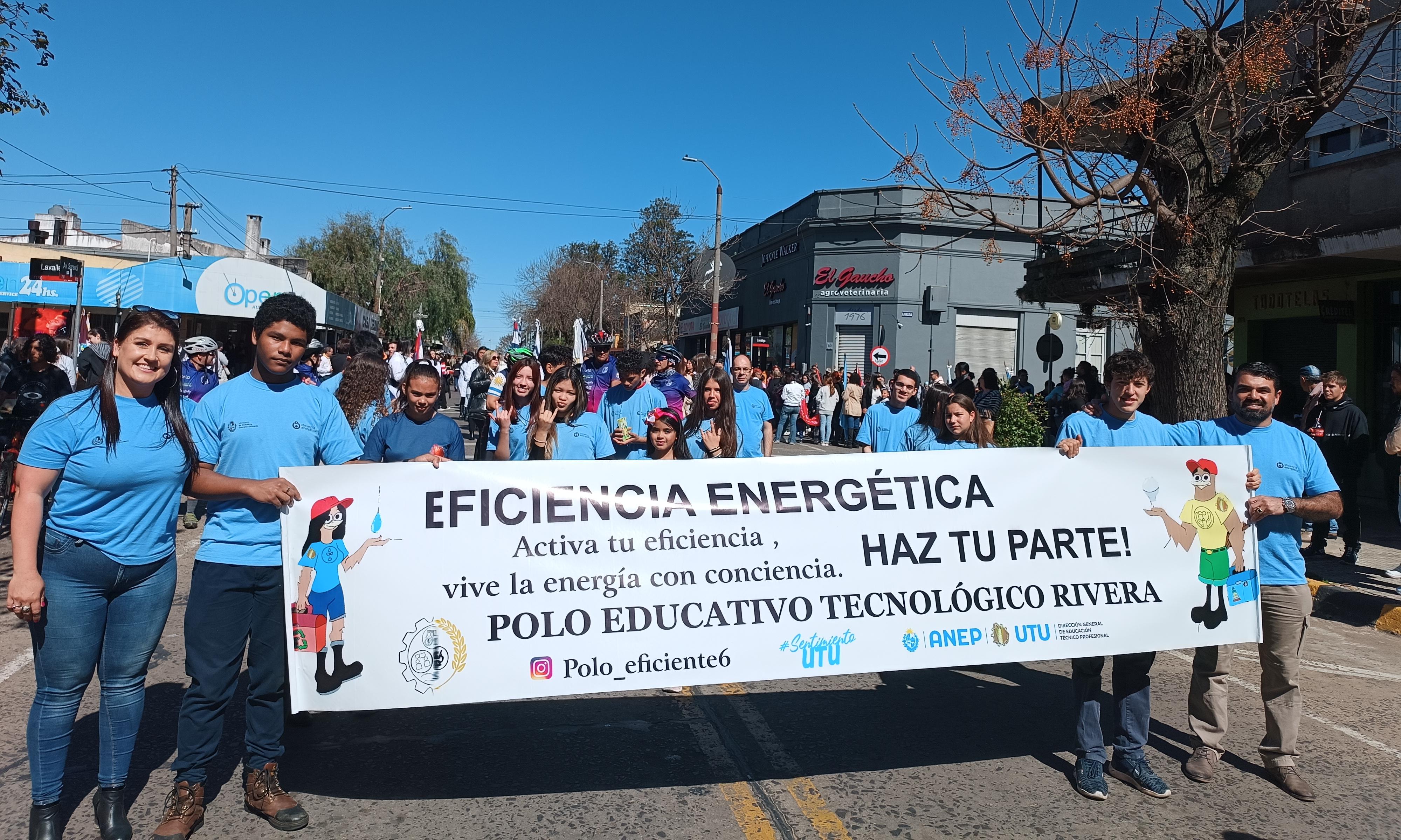 Integrantes del proyecto de eficiencia energética del Polo Educativo Rivera presentes en desfile patrio