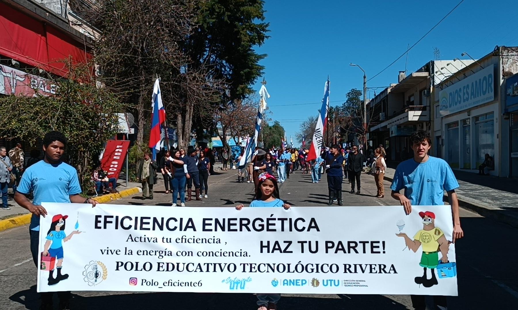 Integrantes del proyecto de eficiencia energética del Polo Educativo Rivera presentes en desfile patrio