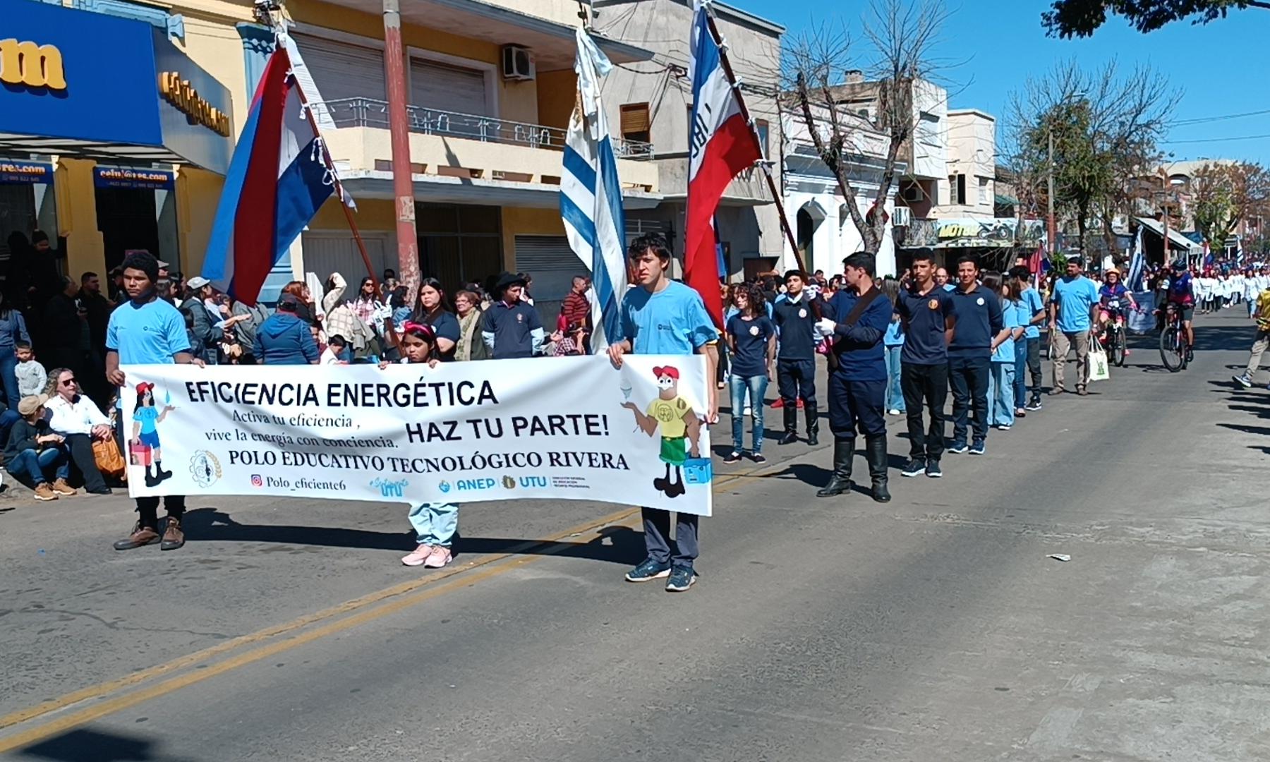 Integrantes del proyecto de eficiencia energética del Polo Educativo Rivera presentes en desfile patrio