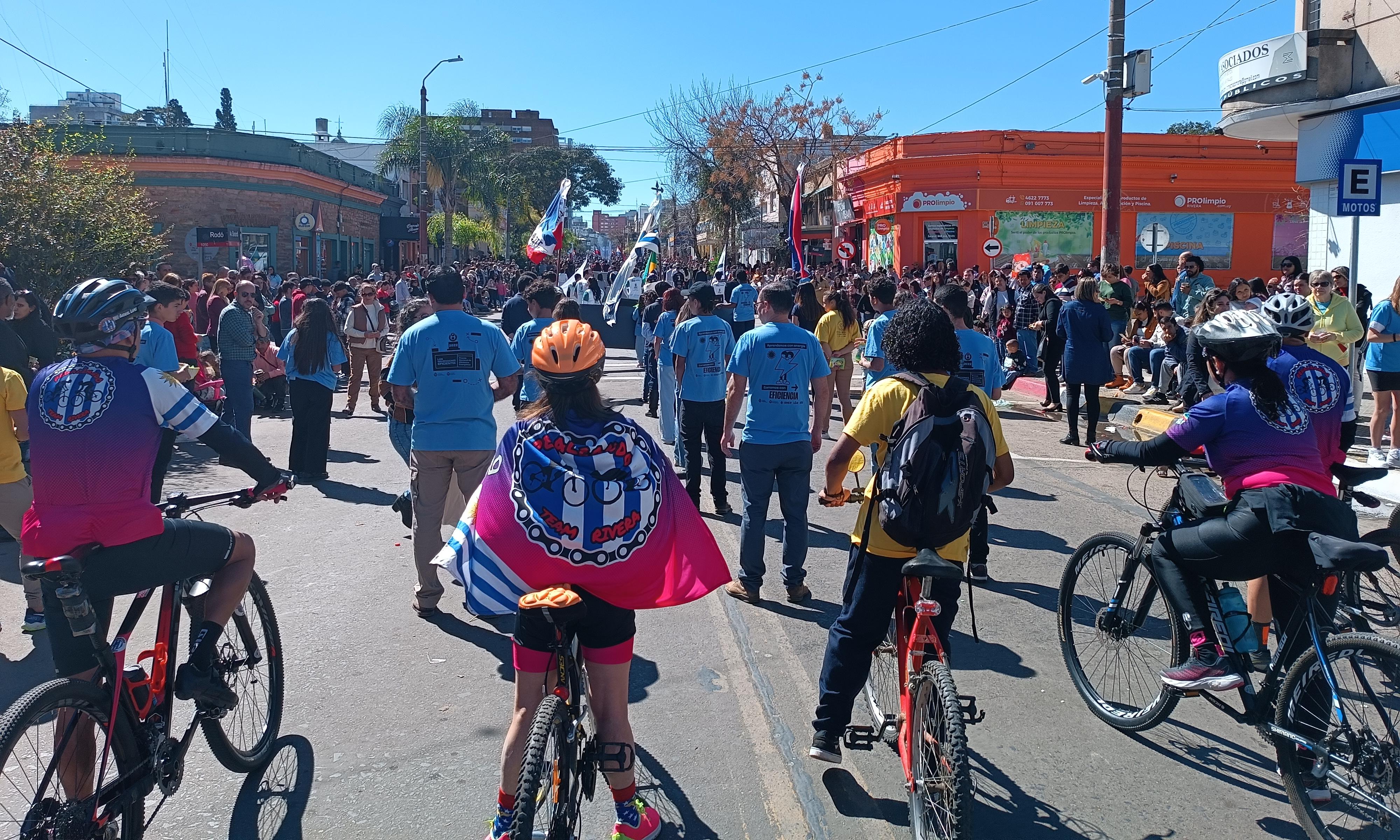 Integrantes del proyecto de eficiencia energética del Polo Educativo Rivera presentes en desfile patrio