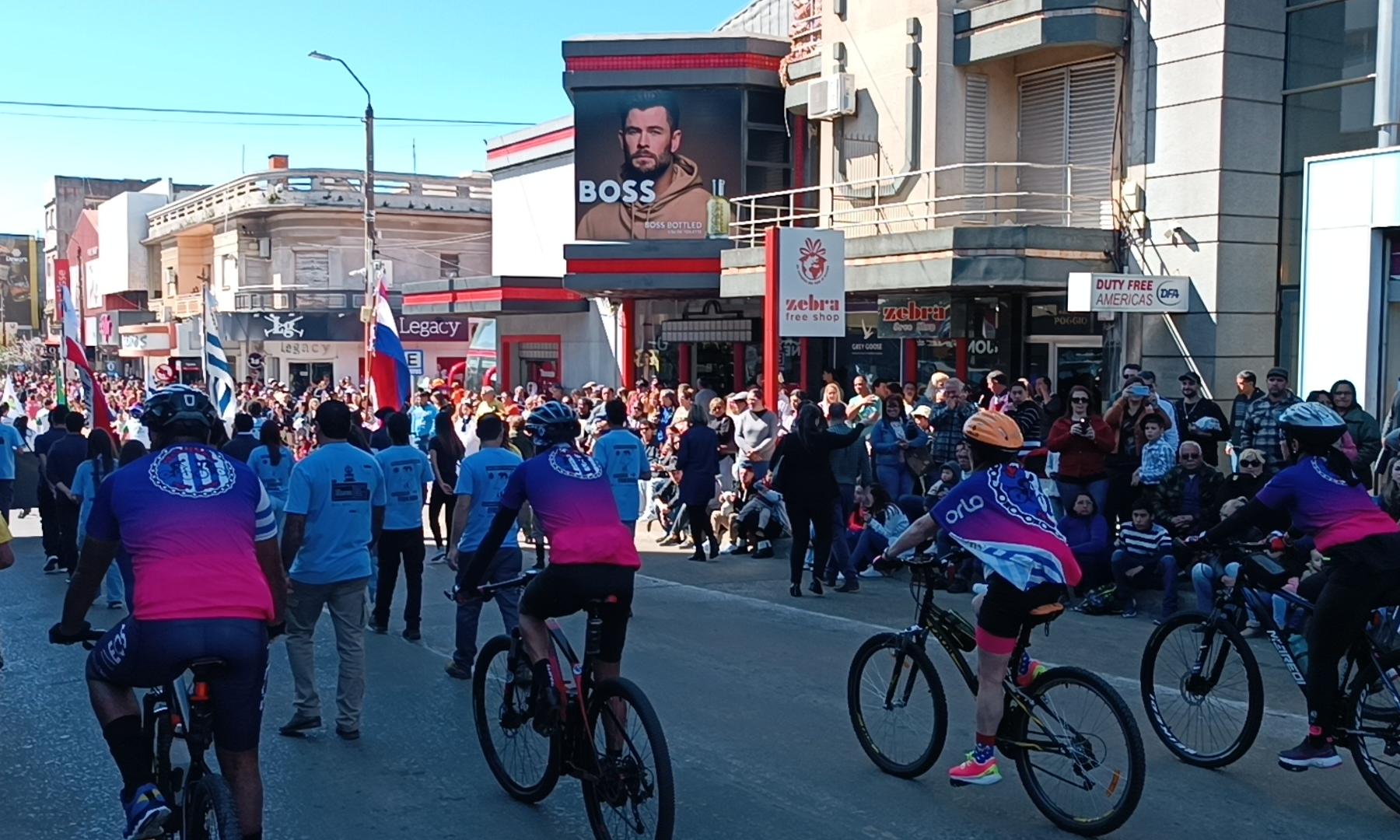 Integrantes del proyecto de eficiencia energética del Polo Educativo Rivera presentes en desfile patrio