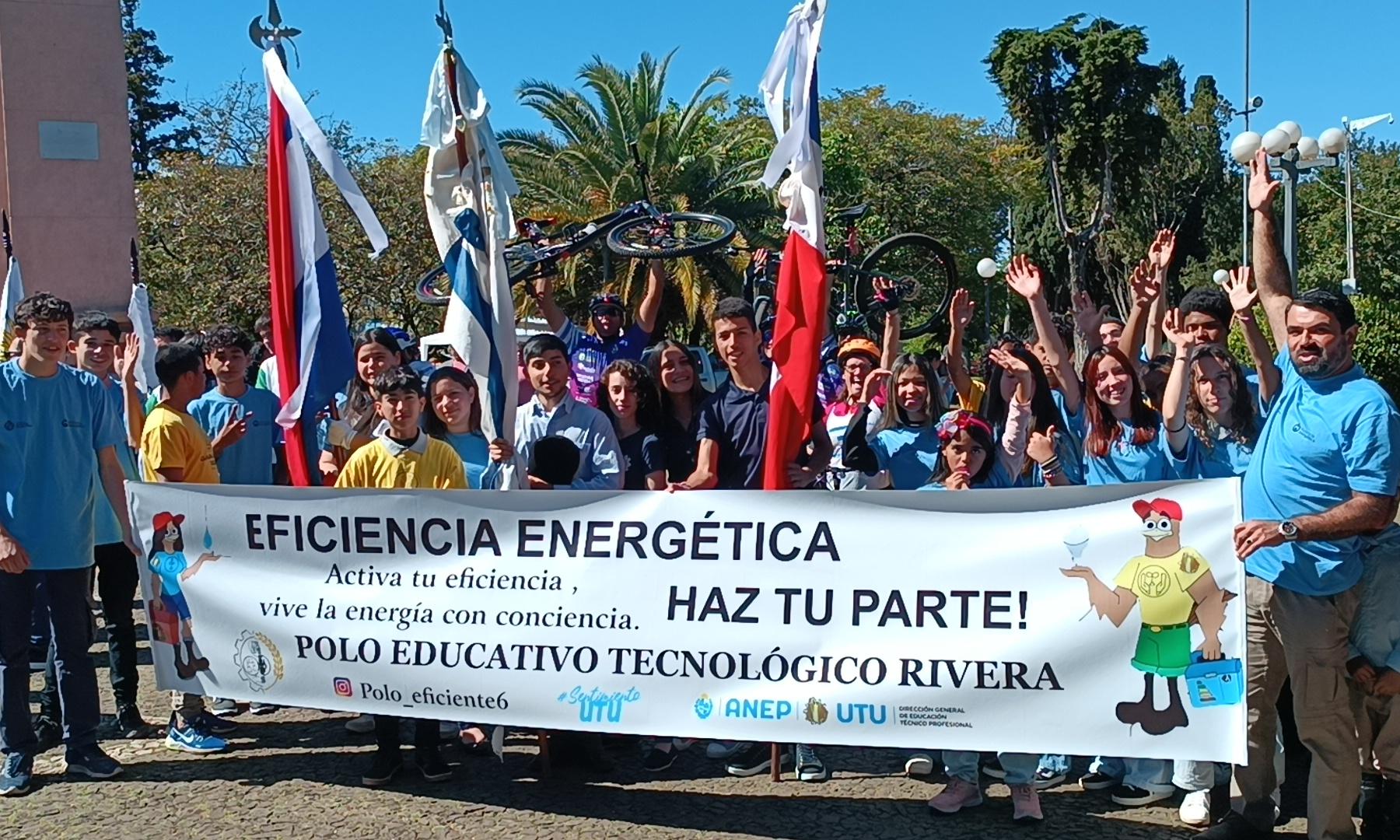 Integrantes del proyecto de eficiencia energética del Polo Educativo Rivera presentes en desfile patrio