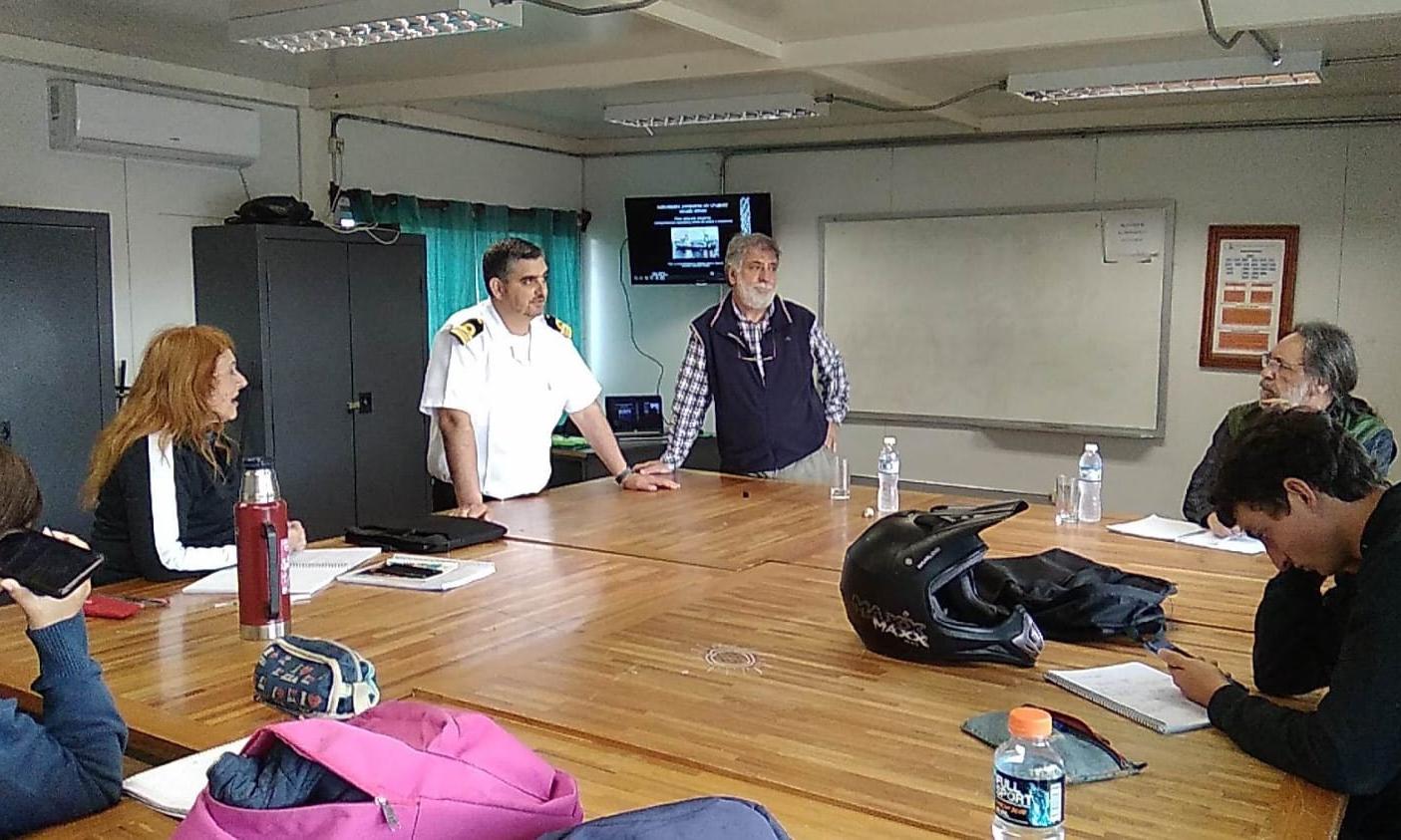 Visita de alumnos del ERCNA a la Subprefectura de Carmelo