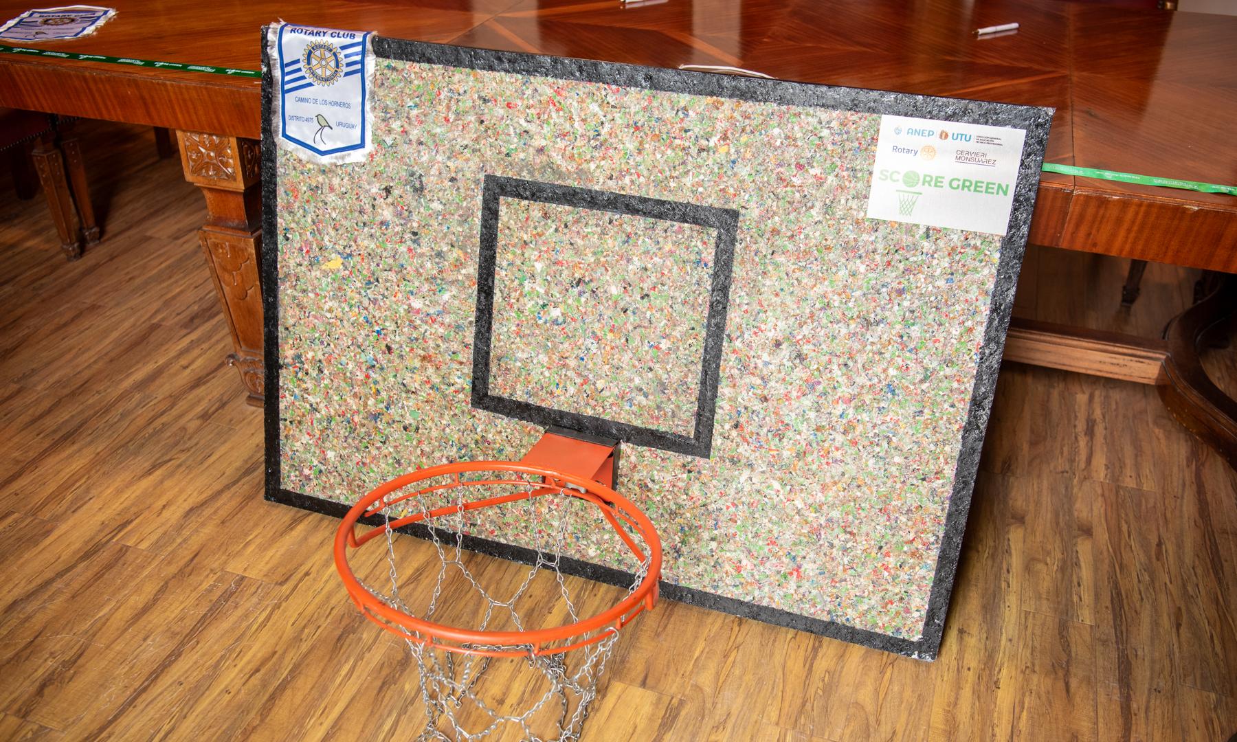 Convenio: A través de la campaña SCORE GREEN, UTU recibirá tableros de básquetbol  