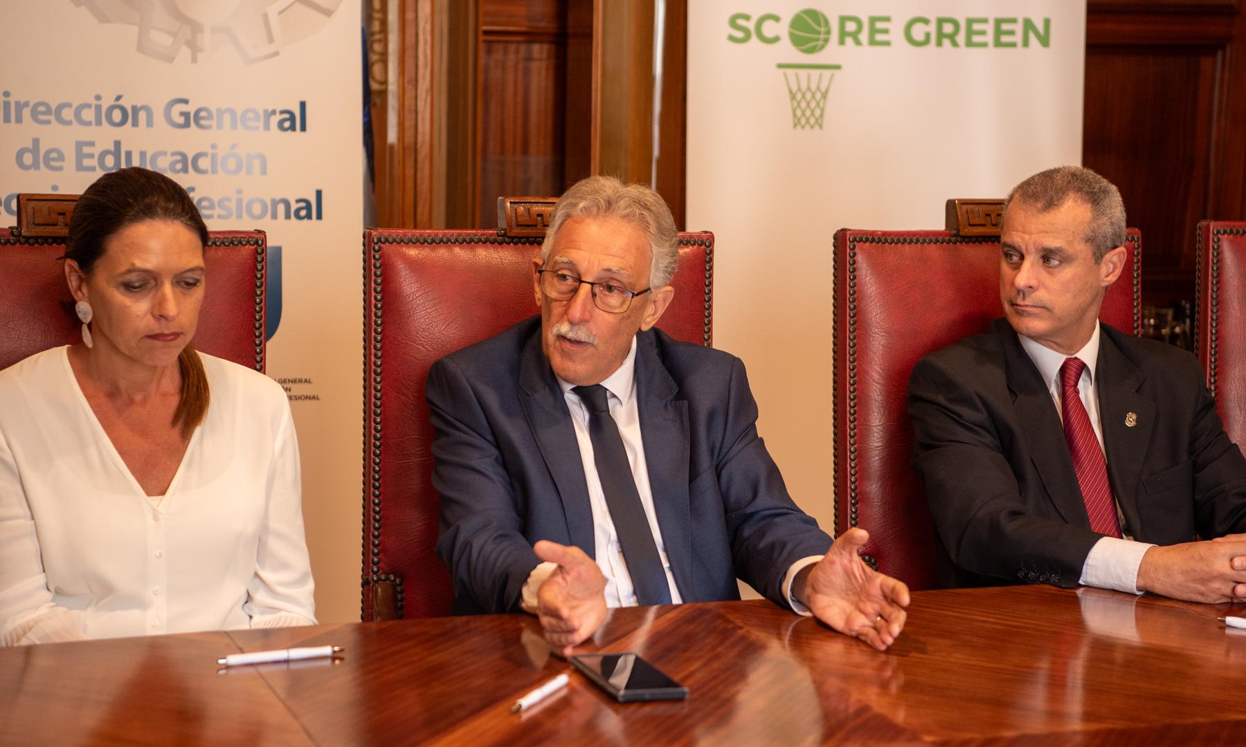 Convenio: A través de la campaña SCORE GREEN, UTU recibirá tableros de básquetbol  
