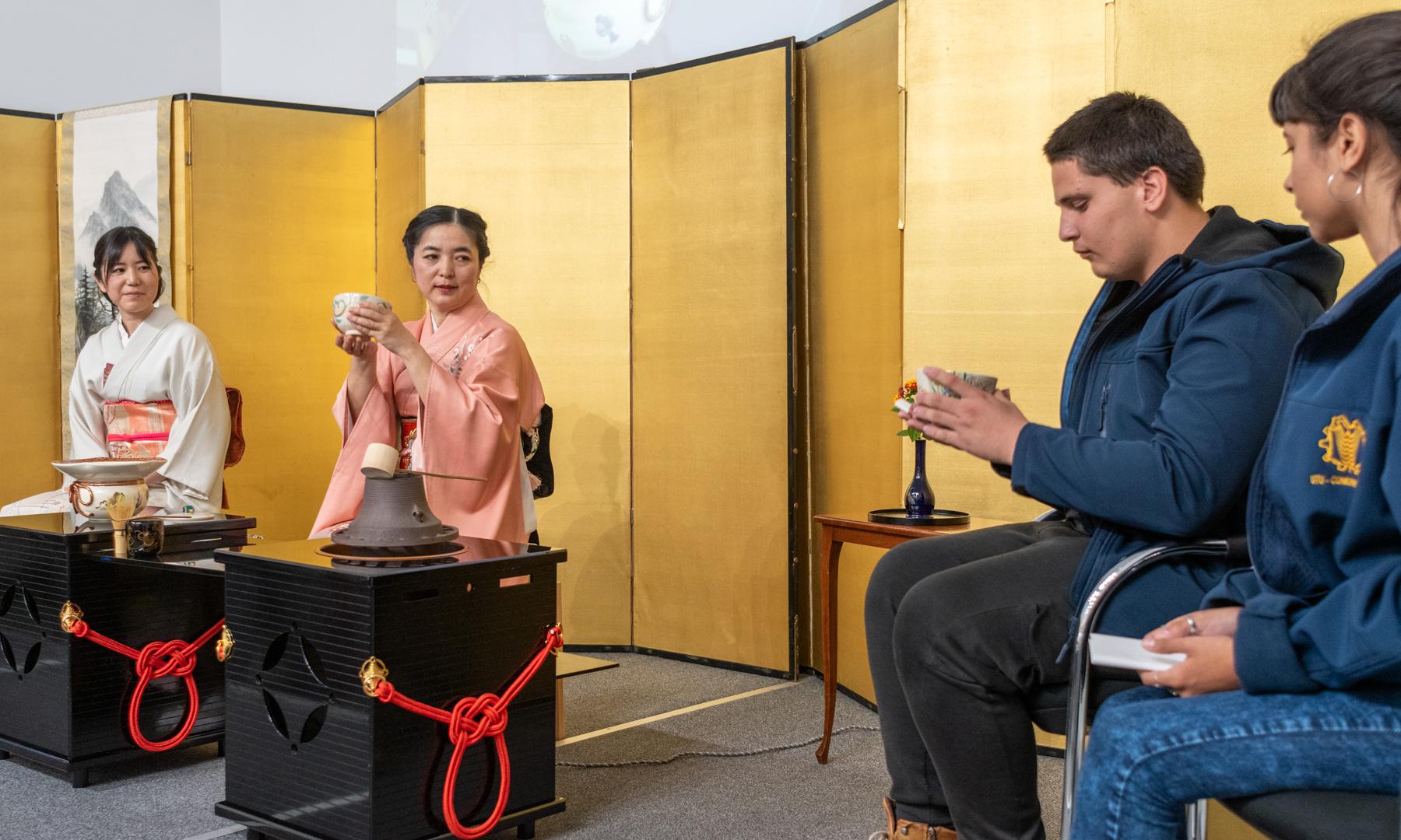 A salón lleno la Embajada de Japón realizó la Ceremonia del Té en UTU