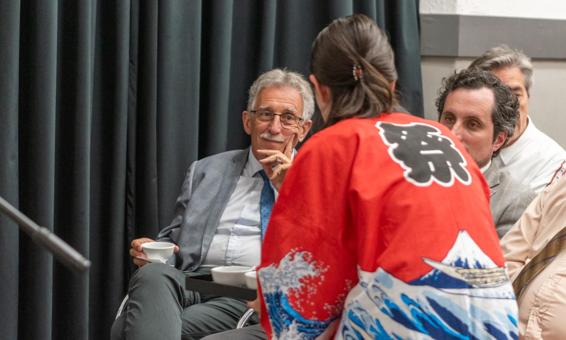 A salón lleno la Embajada de Japón realizó la Ceremonia del Té en UTU 