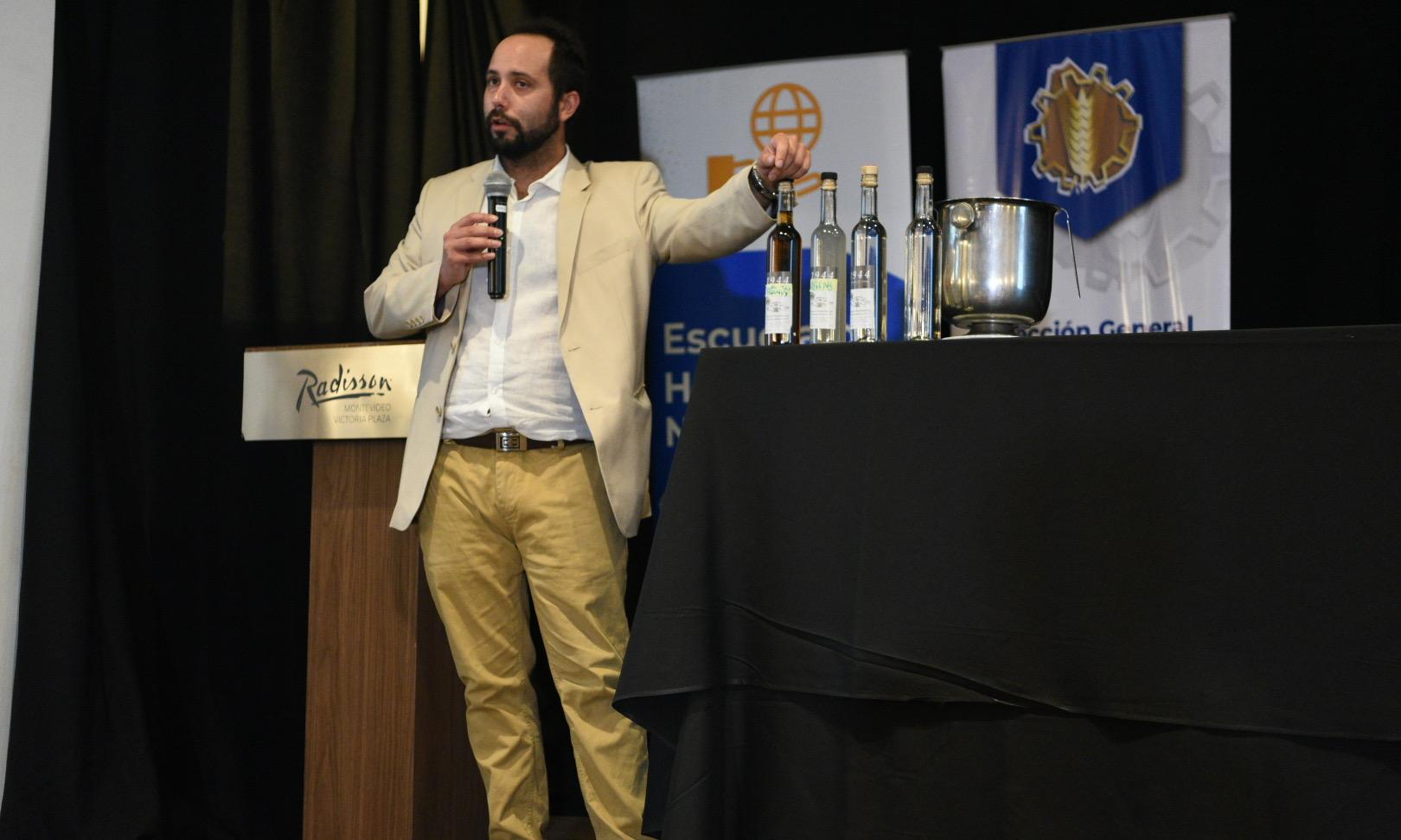 Este lunes 20 noviembre se puso en marcha el segundo Certamen Interescolar Nacional de Mozos y Barman organizado por la Escuela de Hotelería Nº 2 Julio César. En la ocasión, el Profesor de Sala y Barman Alberto Varela, dio la bienvenida a las autoridades de la DGETP encabezadas por el director general, Ing. Agr. Juan Pereyra, a las familias de los participantes y al público en general, que se hicieron presentes en la Sala Conference del Radisson Victoria Plaza. Los diferentes bármanes participantes en esta 