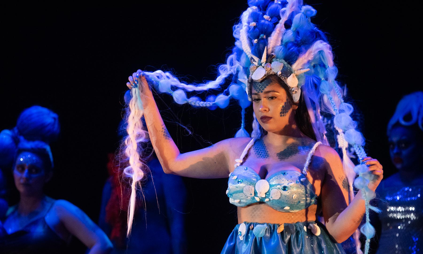 La Escuela de Belleza cerró el año con estilo en el Sodre a sala llena