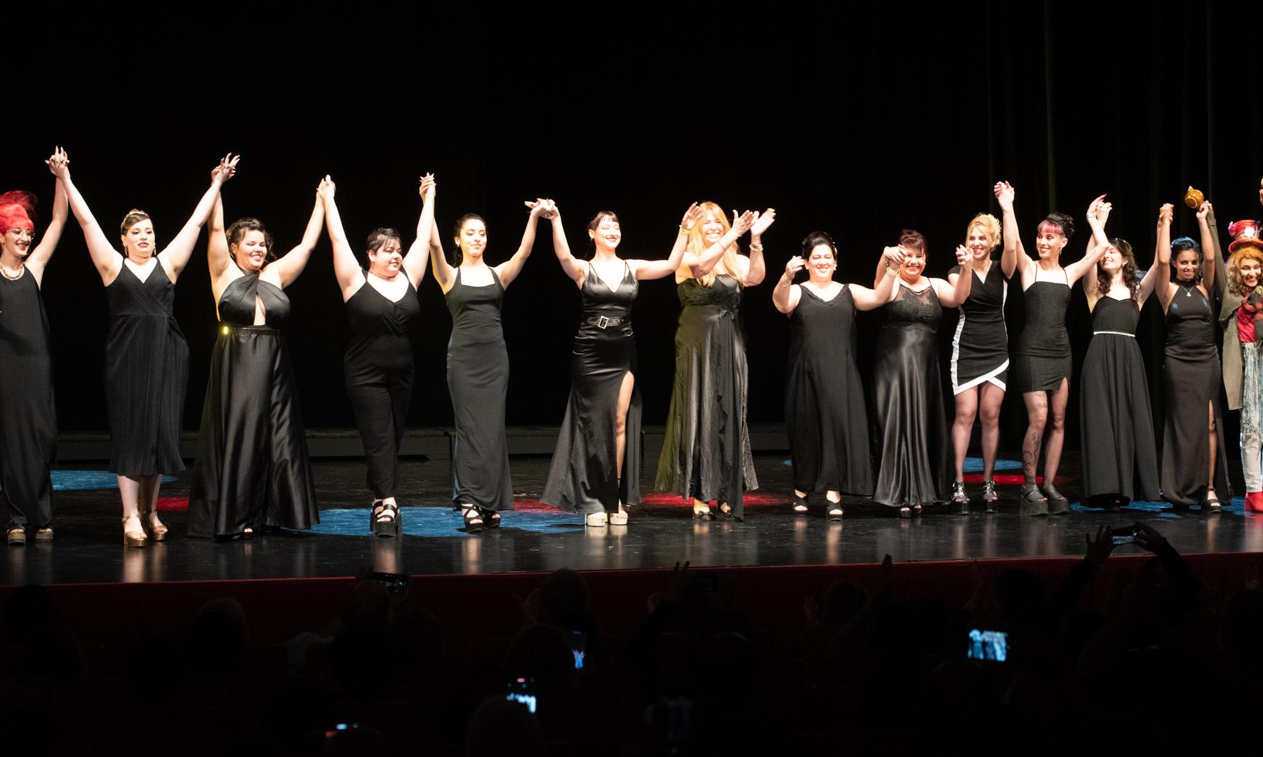 La Escuela de Belleza cerró el año con estilo en el Sodre a sala llena