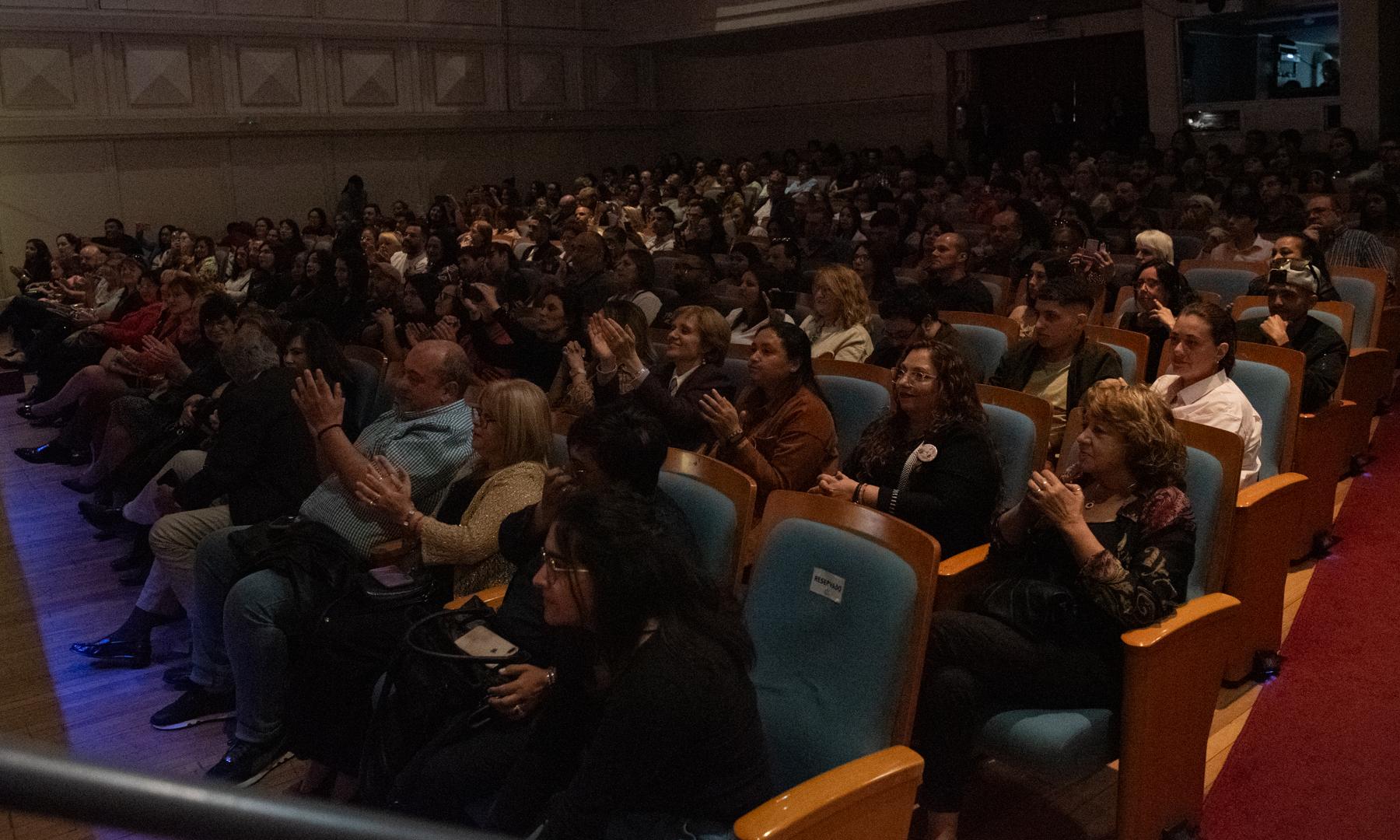 La Escuela de Belleza cerró el año con estilo en el Sodre a sala llena