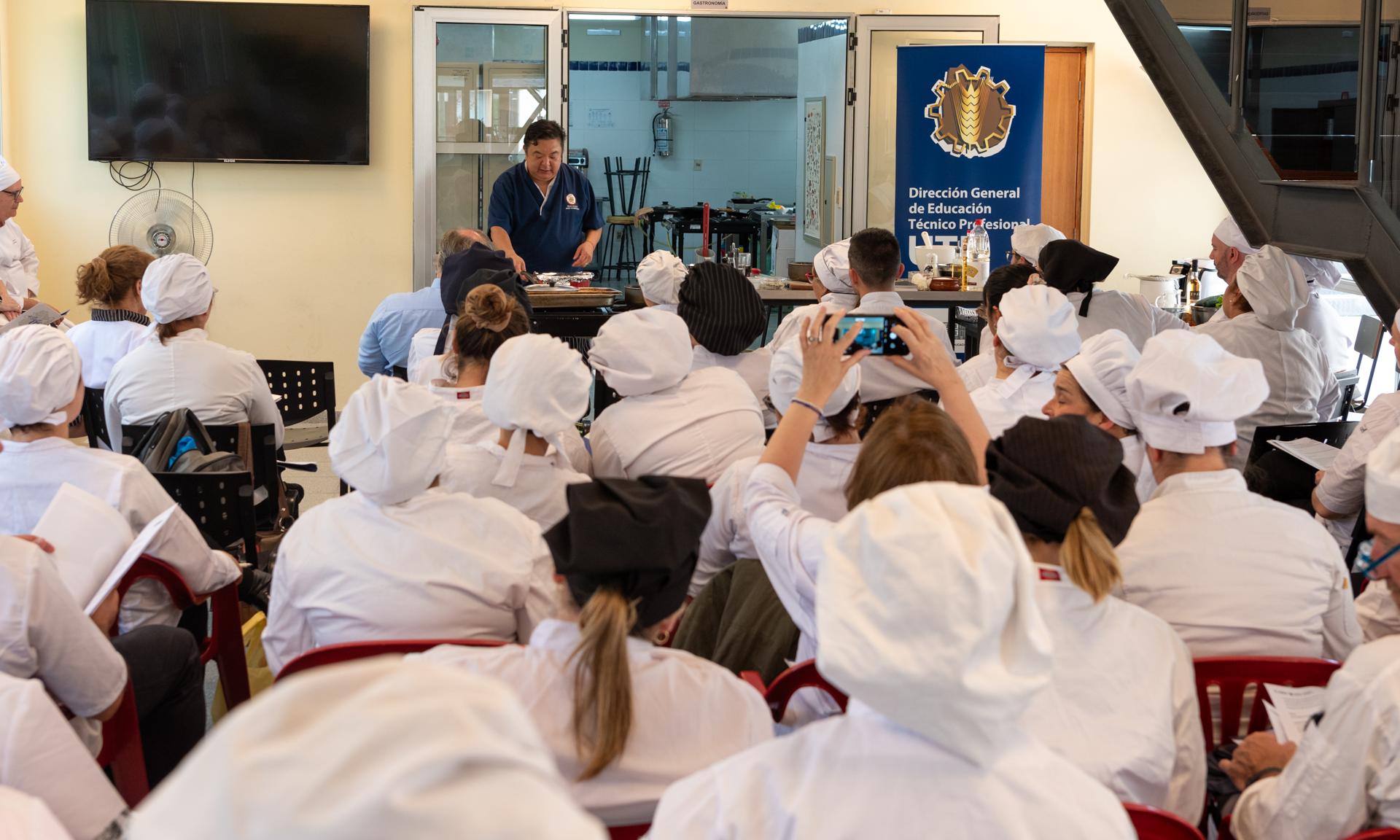 Exitosa jornada de capacitación para docentes de UTU sobre Sushi con el chef Iwao Komiyama