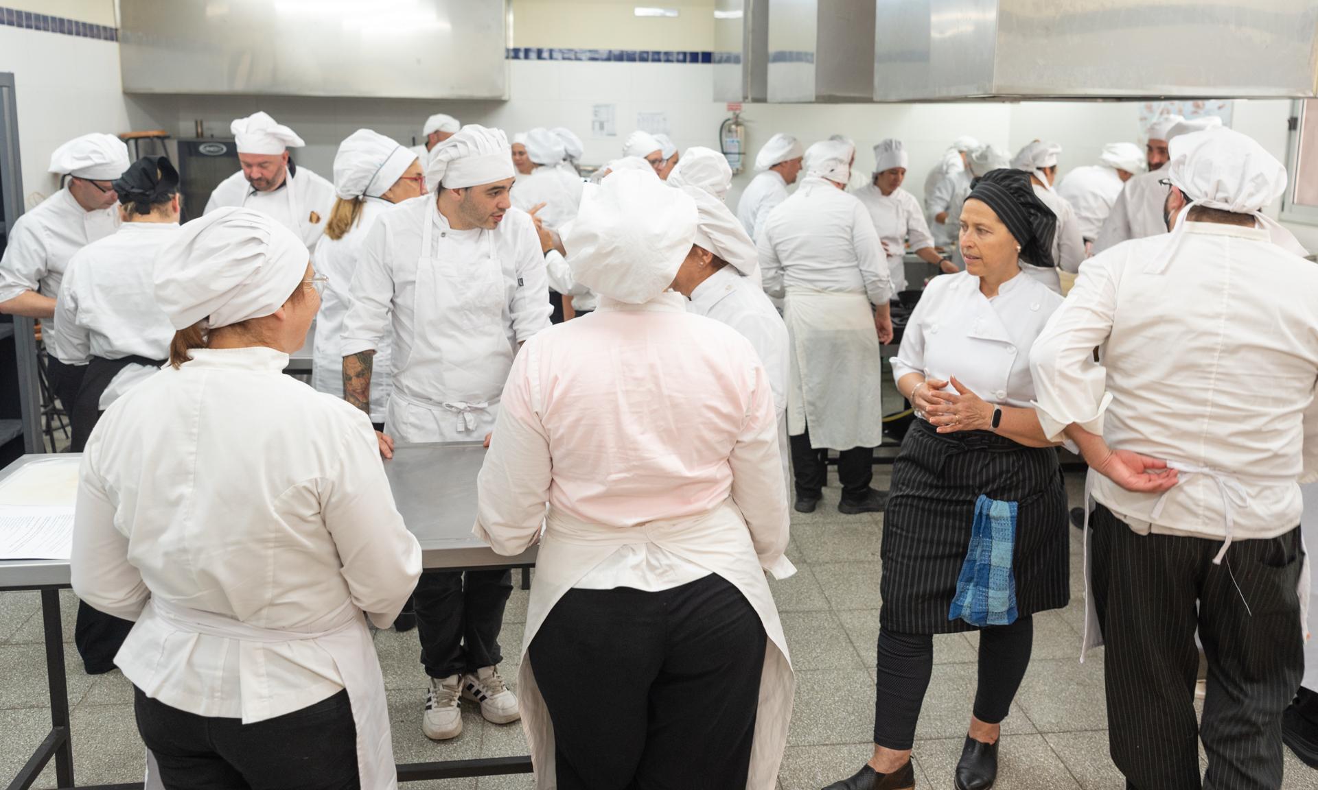 Exitosa jornada de capacitación para docentes de UTU sobre Sushi con el chef Iwao Komiyama