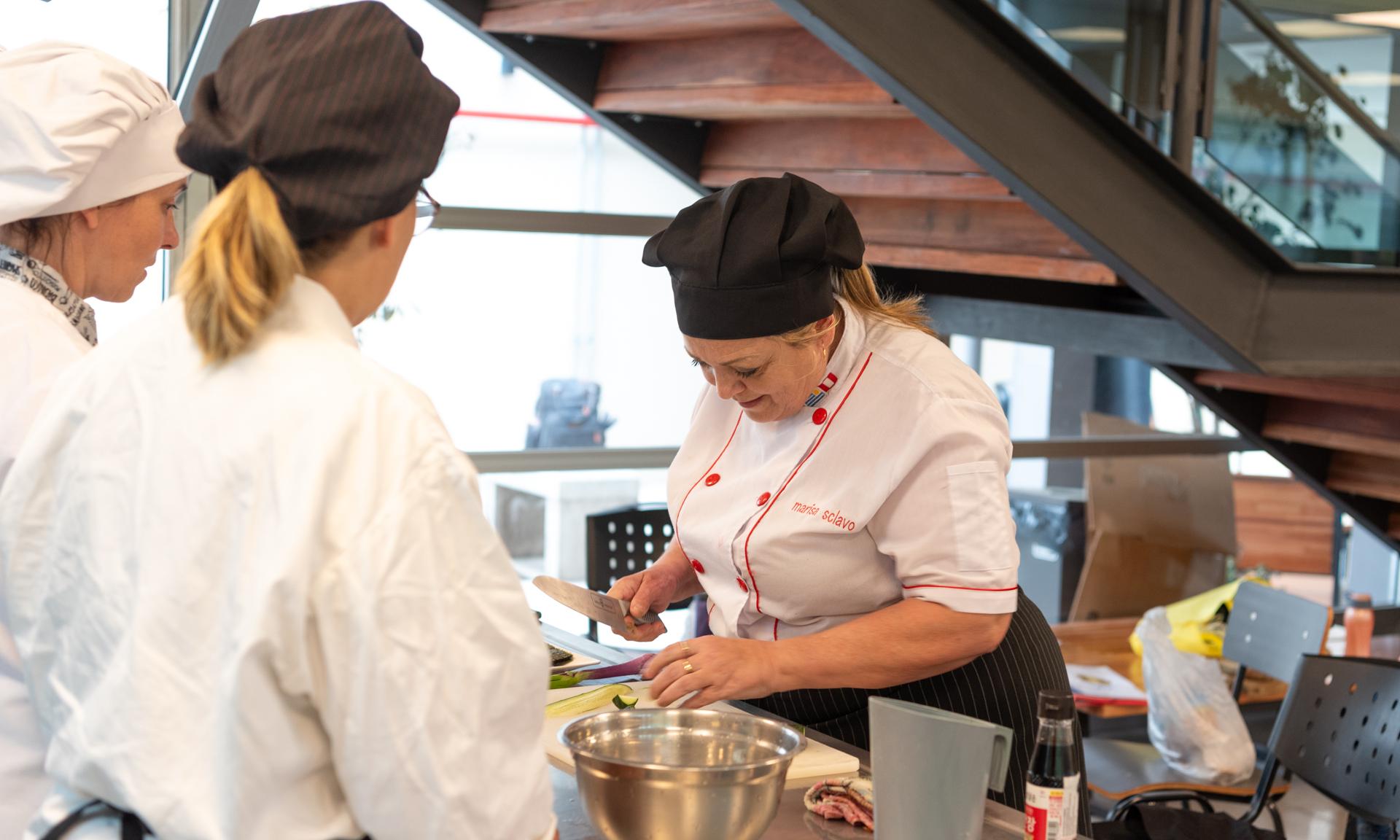 Exitosa jornada de capacitación para docentes de UTU sobre Sushi con el chef Iwao Komiyama