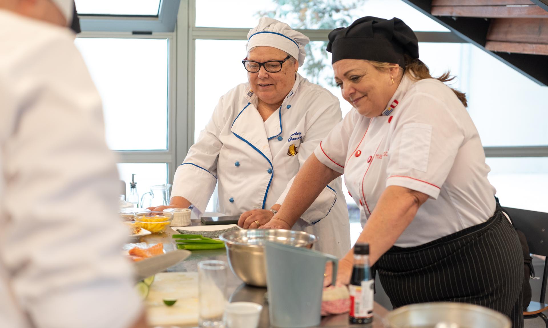 Exitosa jornada de capacitación para docentes de UTU sobre Sushi con el chef Iwao Komiyama