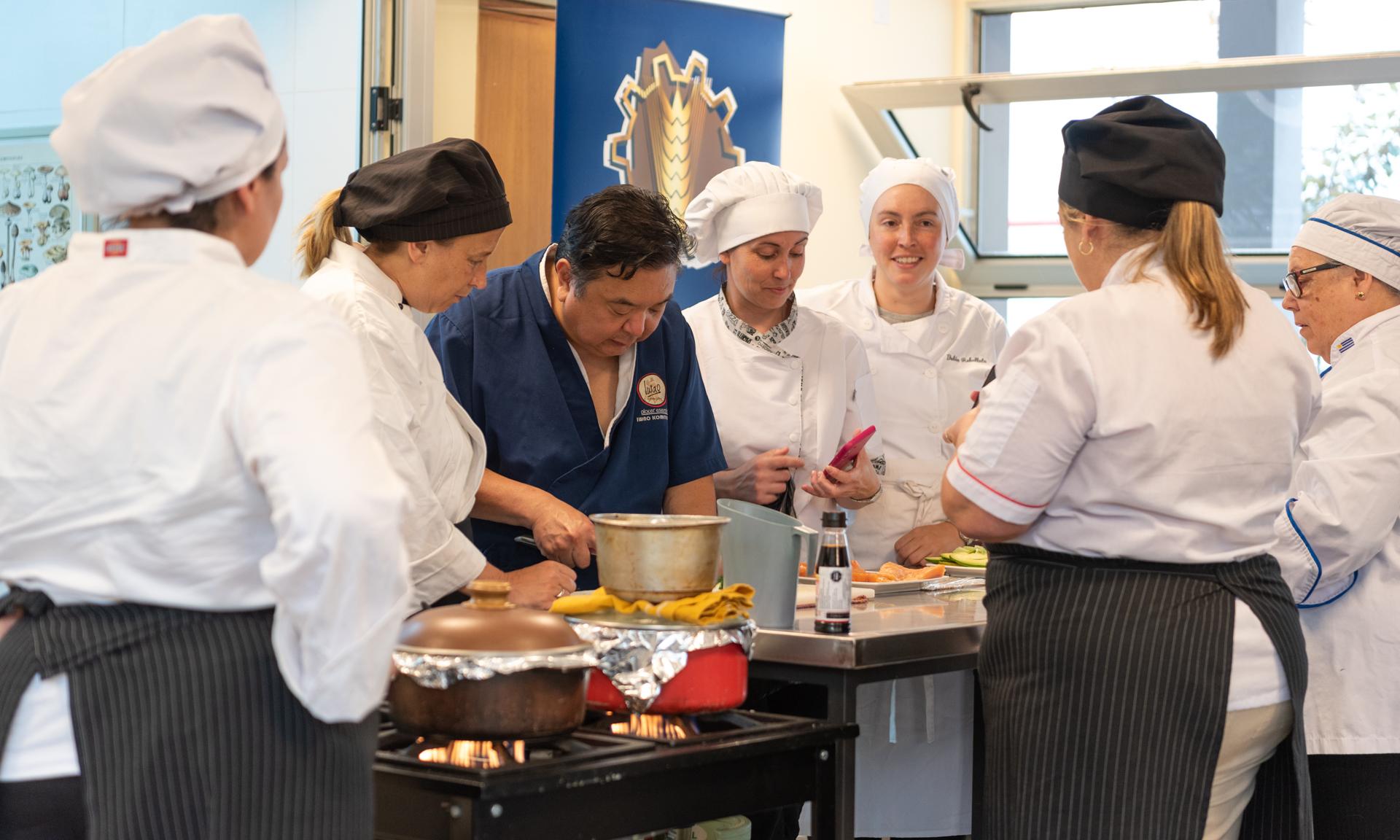 Exitosa jornada de capacitación para docentes de UTU sobre Sushi con el chef Iwao Komiyama