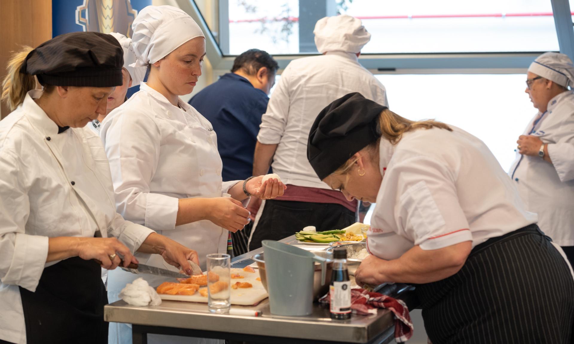 Exitosa jornada de capacitación para docentes de UTU sobre Sushi con el chef Iwao Komiyama