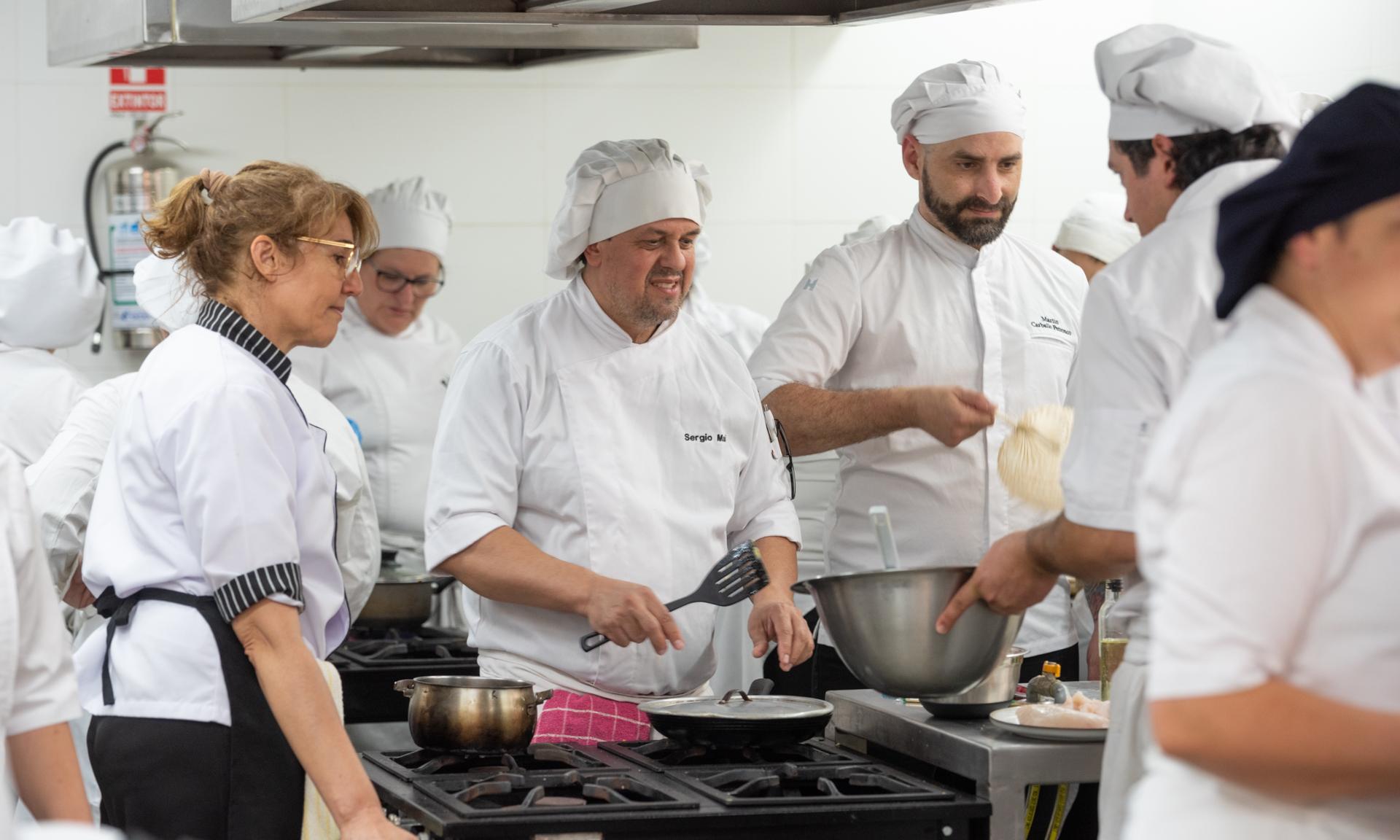 Exitosa jornada de capacitación para docentes de UTU sobre Sushi con el chef Iwao Komiyama