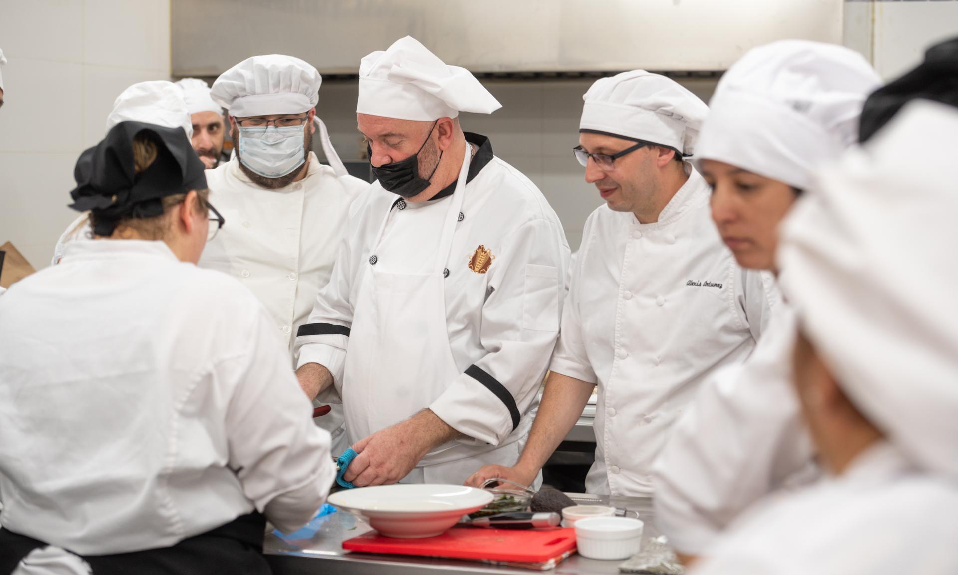 Exitosa jornada de capacitación para docentes de UTU sobre Sushi con el chef Iwao Komiyama