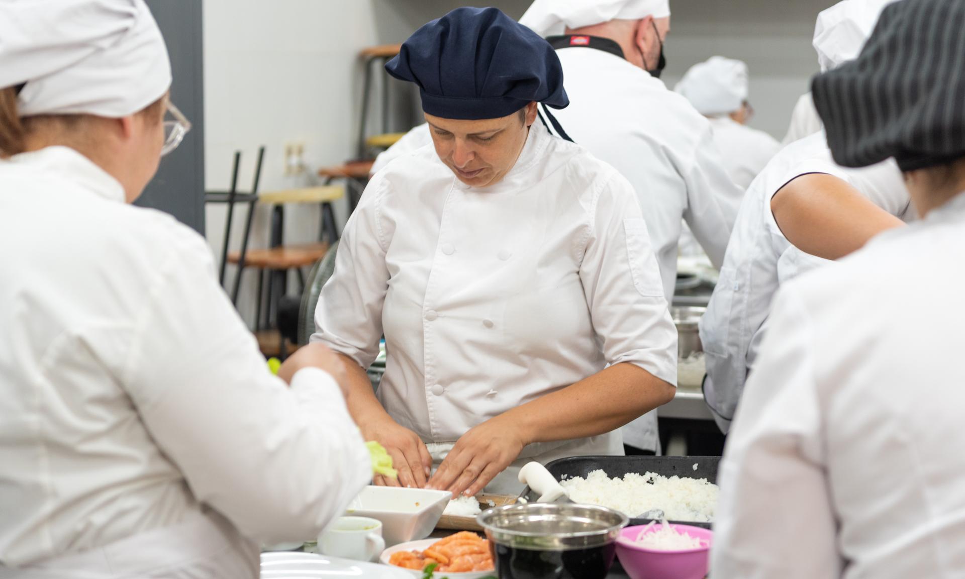 Exitosa jornada de capacitación para docentes de UTU sobre Sushi con el chef Iwao Komiyama
